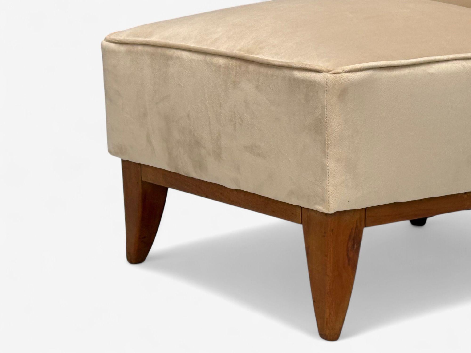 Guglielmo Pecorini, Gebeiztes Holz, Beigefarbener Samt, Niedriger Loungesessel, Italien, 1950er Jahre im Angebot 1
