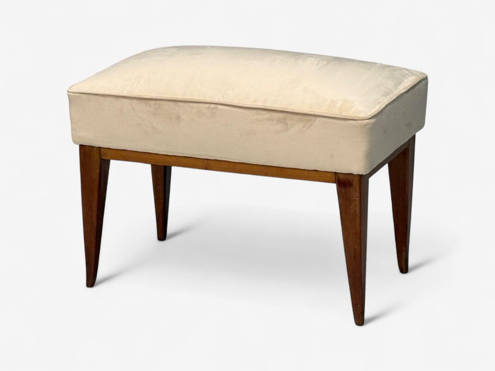 Guglielmo Pecorini, Italienische Moderne Mitte des Jahrhunderts, gebeiztes Holz, beiger Samt, Ottomane, Italien, 1950er Jahre

Ottomane aus Samt und Holz, entworfen von Guglielmo Pecorini, hergestellt in Italien in den 1950er Jahren. Ein passender