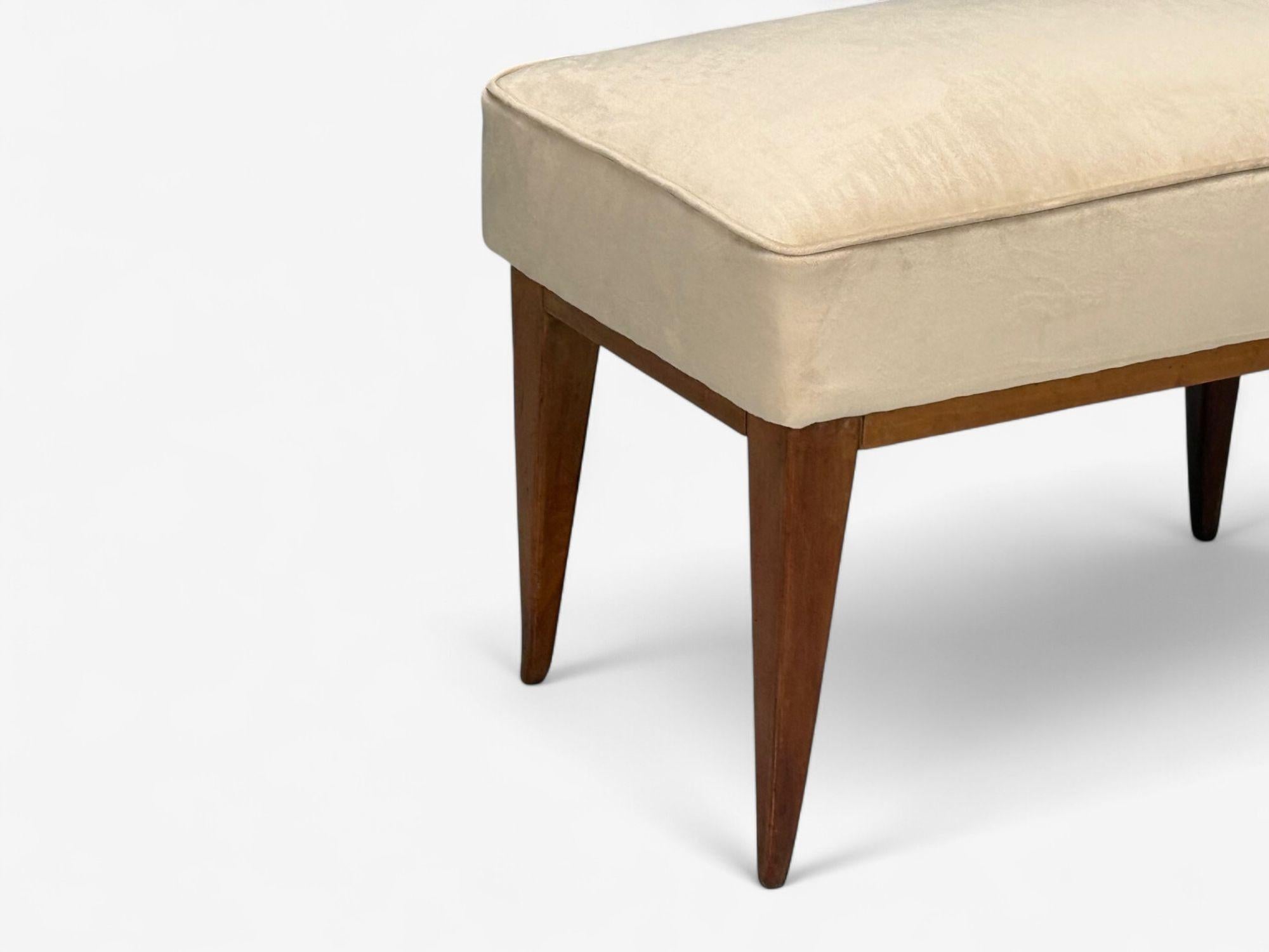 Guglielmo Pecorini, Gebeiztes Holz, Beige Samt, Ottomane, Italien, 1950er Jahre im Zustand „Gut“ im Angebot in Manhasset, NY