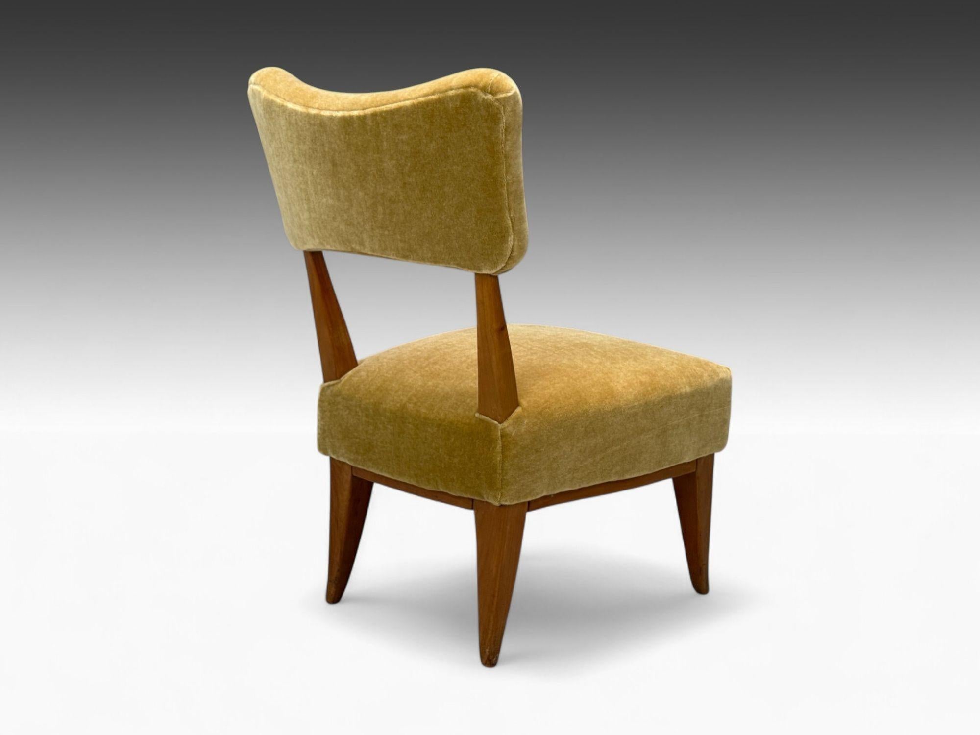 Guglielmo Pecorini, Gebeiztes Holz, Kamel Mohair, Niedriger Sessel, Italien, 1950er Jahre im Zustand „Gut“ im Angebot in Manhasset, NY