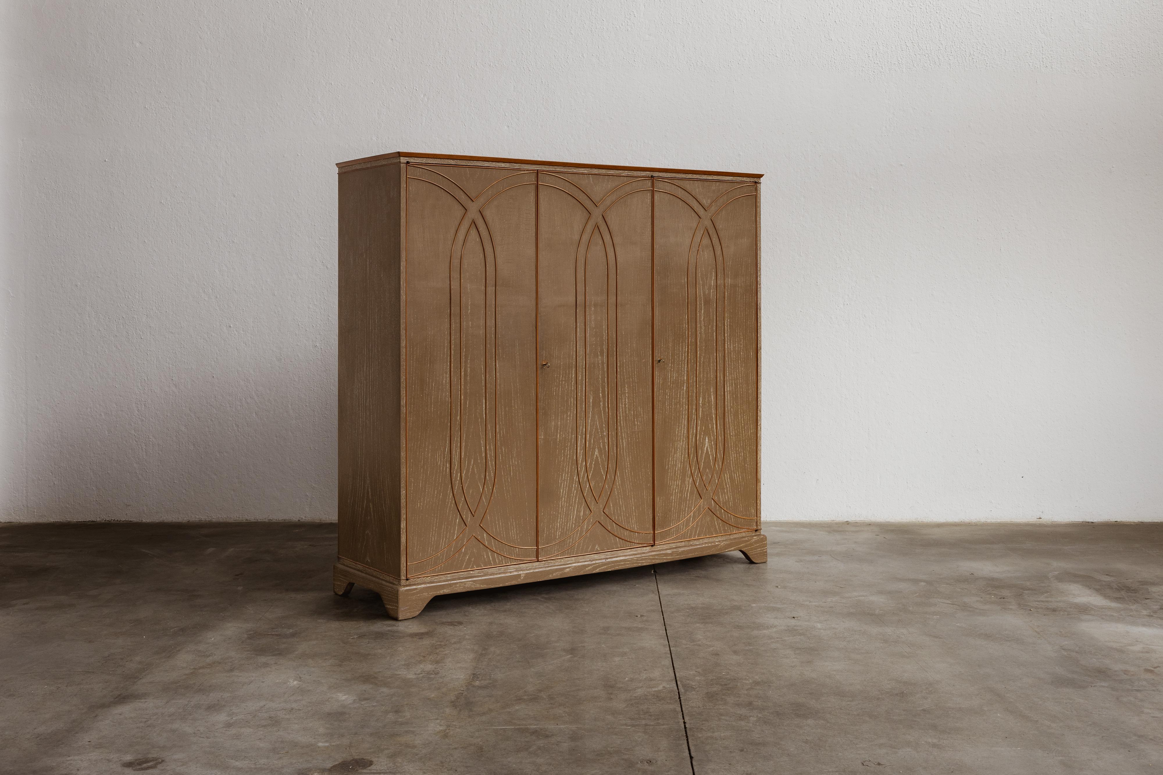 Armadio Guglielmo Pecorini, legno, Italia, anni '50.

L'armadio Guglielmo Pecorini si distingue per la sua eleganza funzionale e la sua risonanza storica.
Questo armadio, che poggia su piedi a staffa strombati, presenta tre ante a pannelli