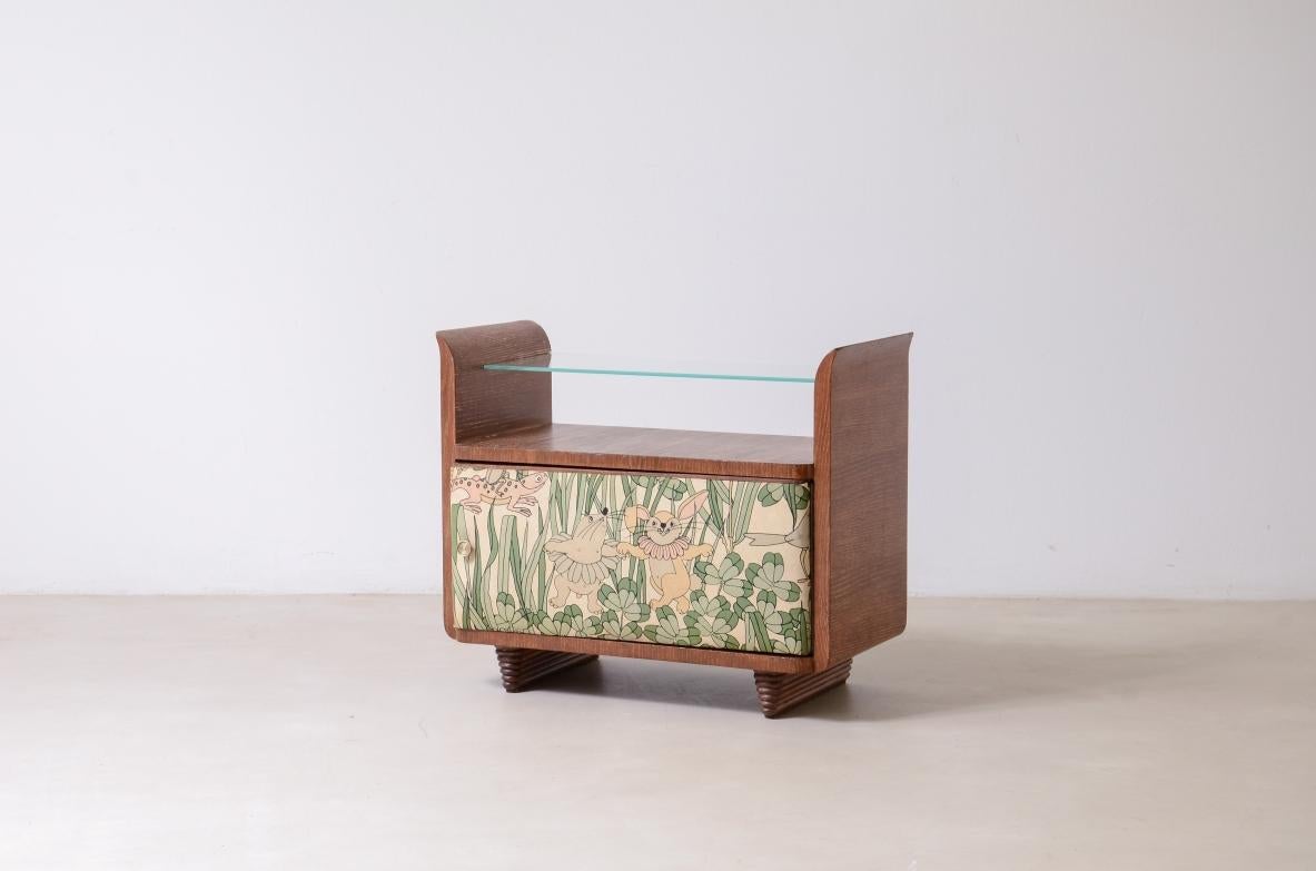 COD-Z88
Guglielmo Pecorini

Small rare container unit in scratched oak with printed fabric door and ground glass top.

Manufactured in the 1930s.