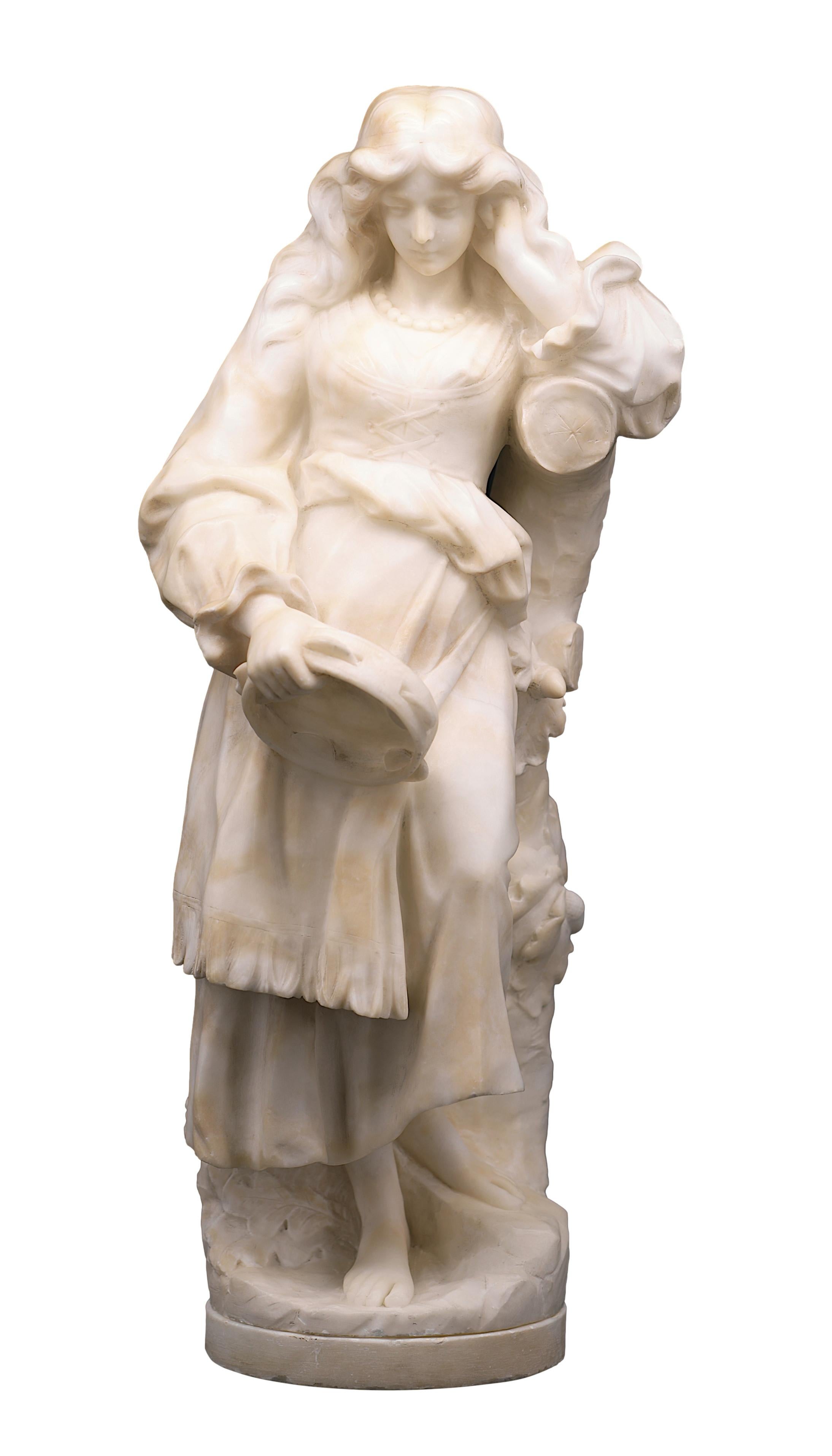 Auténtica escultura alta de alabastro de Guglielmo PUGI (1858-1941), Florencia, Italia,  1880s. Chica joven con pandereta, tal vez una gitana. En su base. Talla directa.  Con base - Altura : 24,6