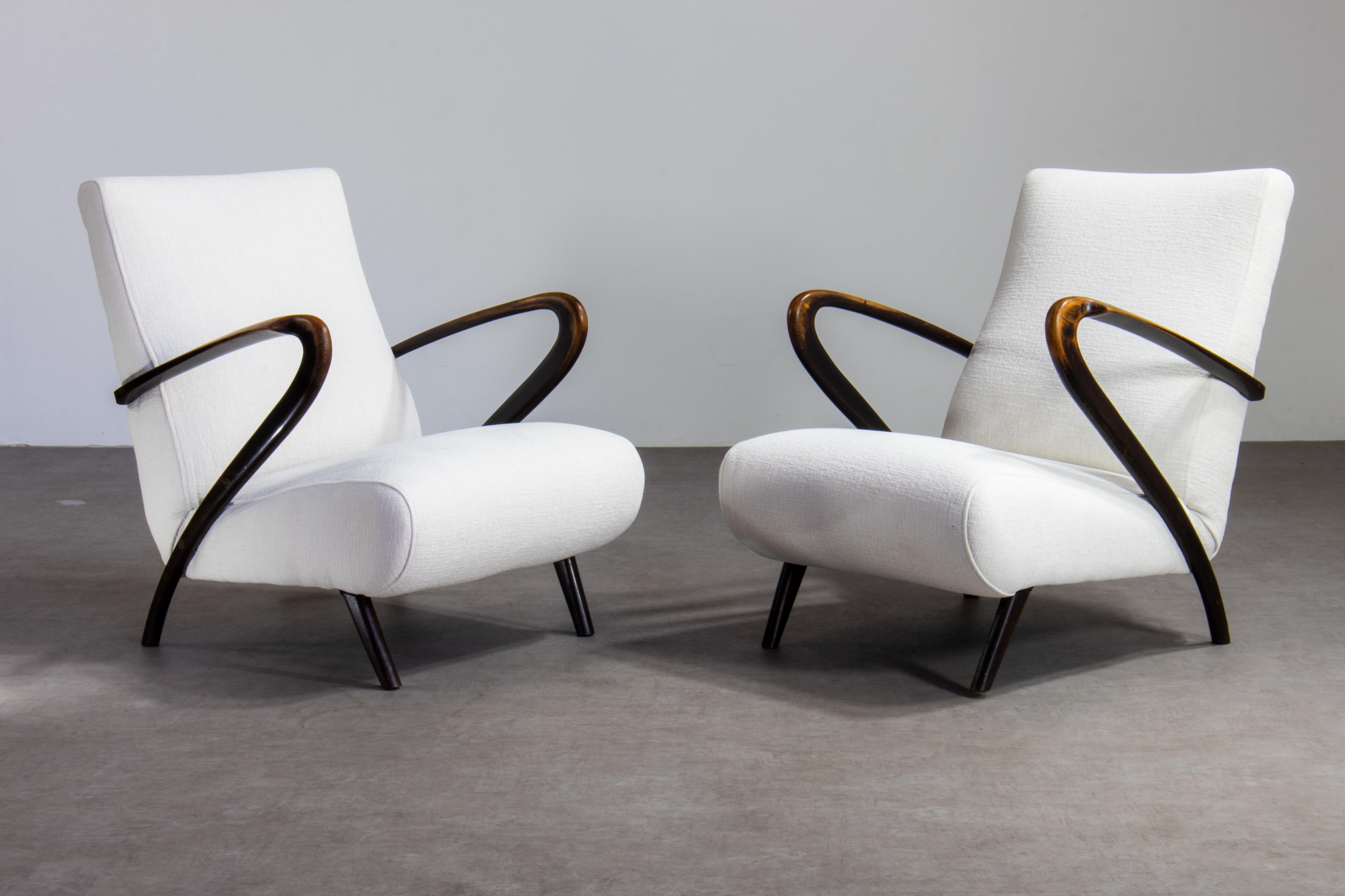 Élégantes et luxueuses chaises longues italiennes des années 1930 de style Liberty (Art déco) de l'architecte danois-milanais Guglielmo Ulrich. Restauration soignée et de bon goût.

Ces chaises se caractérisent par un étonnant triomphe organique