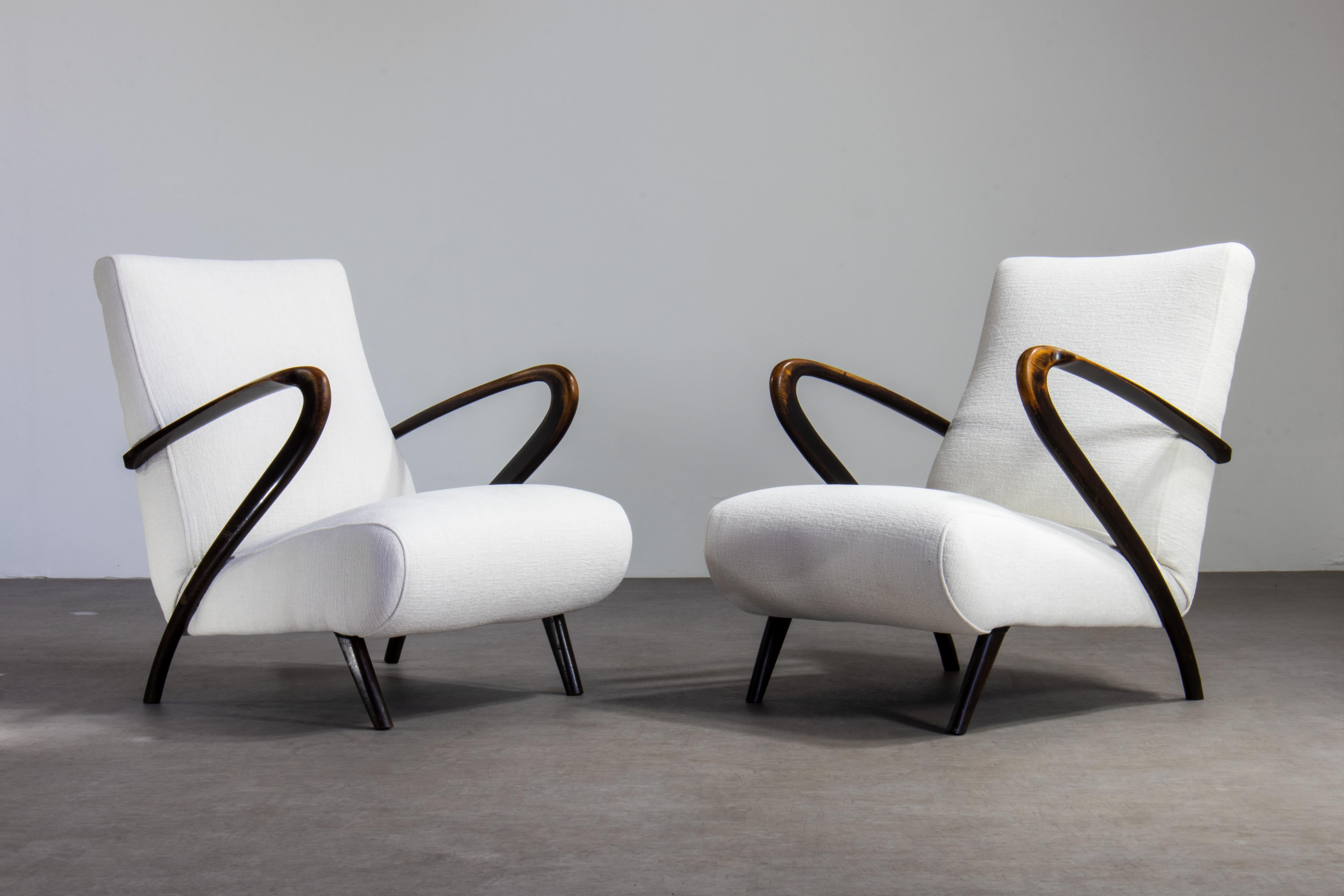 Mid-Century Modern Guglielmo Ulrich Fauteuils Liberty italiens des années 1930, Paire de fauteuils en bois sculpté en vente