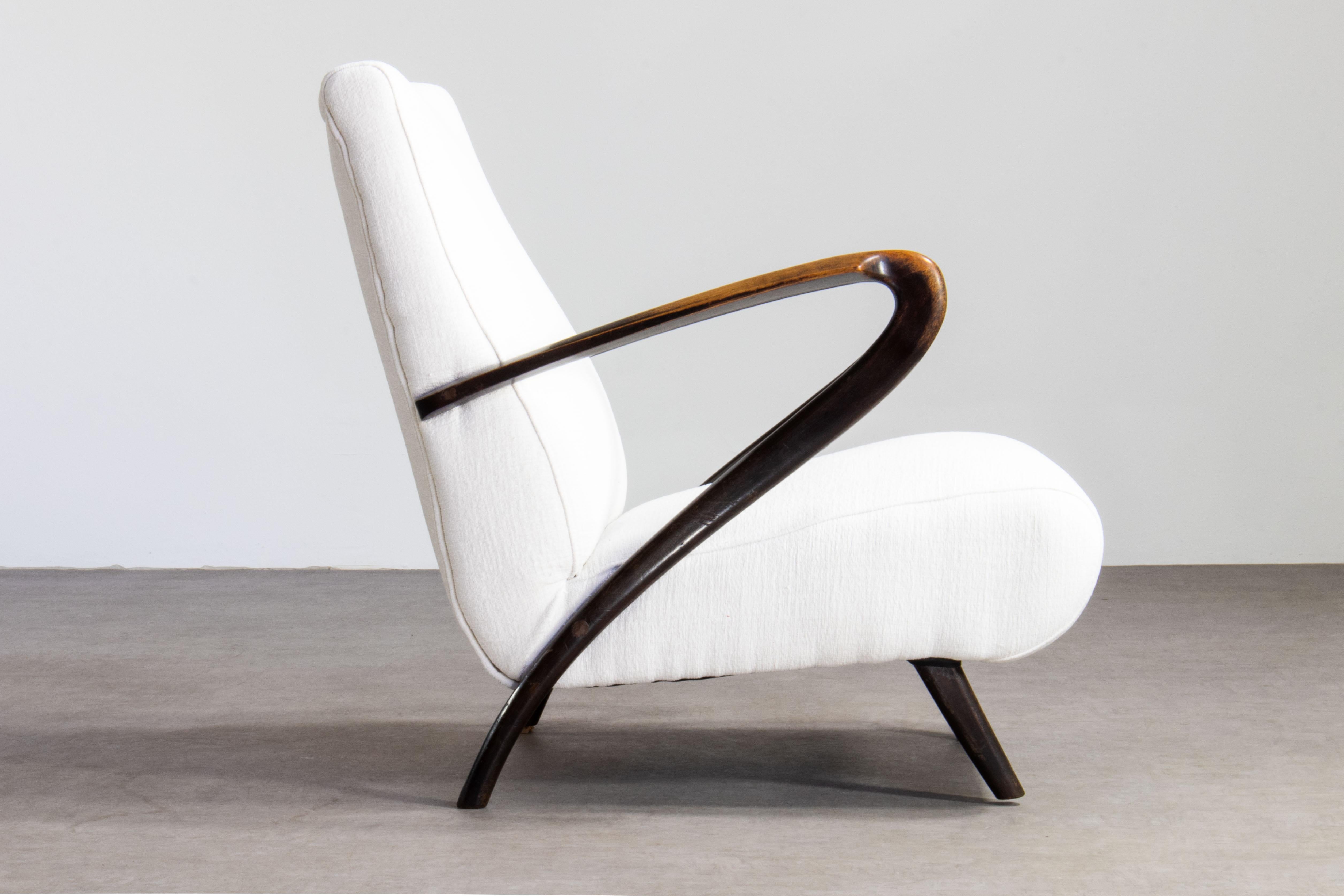 Guglielmo Ulrich Fauteuils Liberty italiens des années 1930, Paire de fauteuils en bois sculpté Bon état - En vente à Grand Cayman, KY