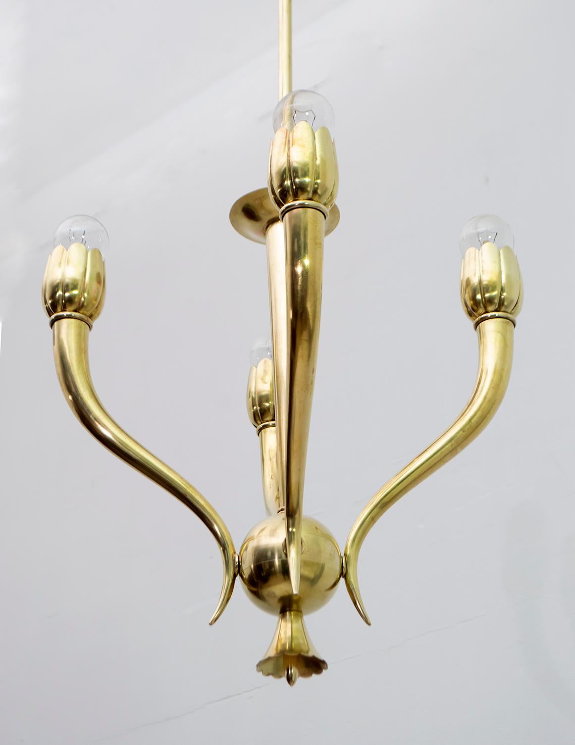 Elegant chandelier attributed to the famous architect Guglielmo Ulrich, the chandelier is made of brass and has been polished. Production from the 1940s in Art Deco style.