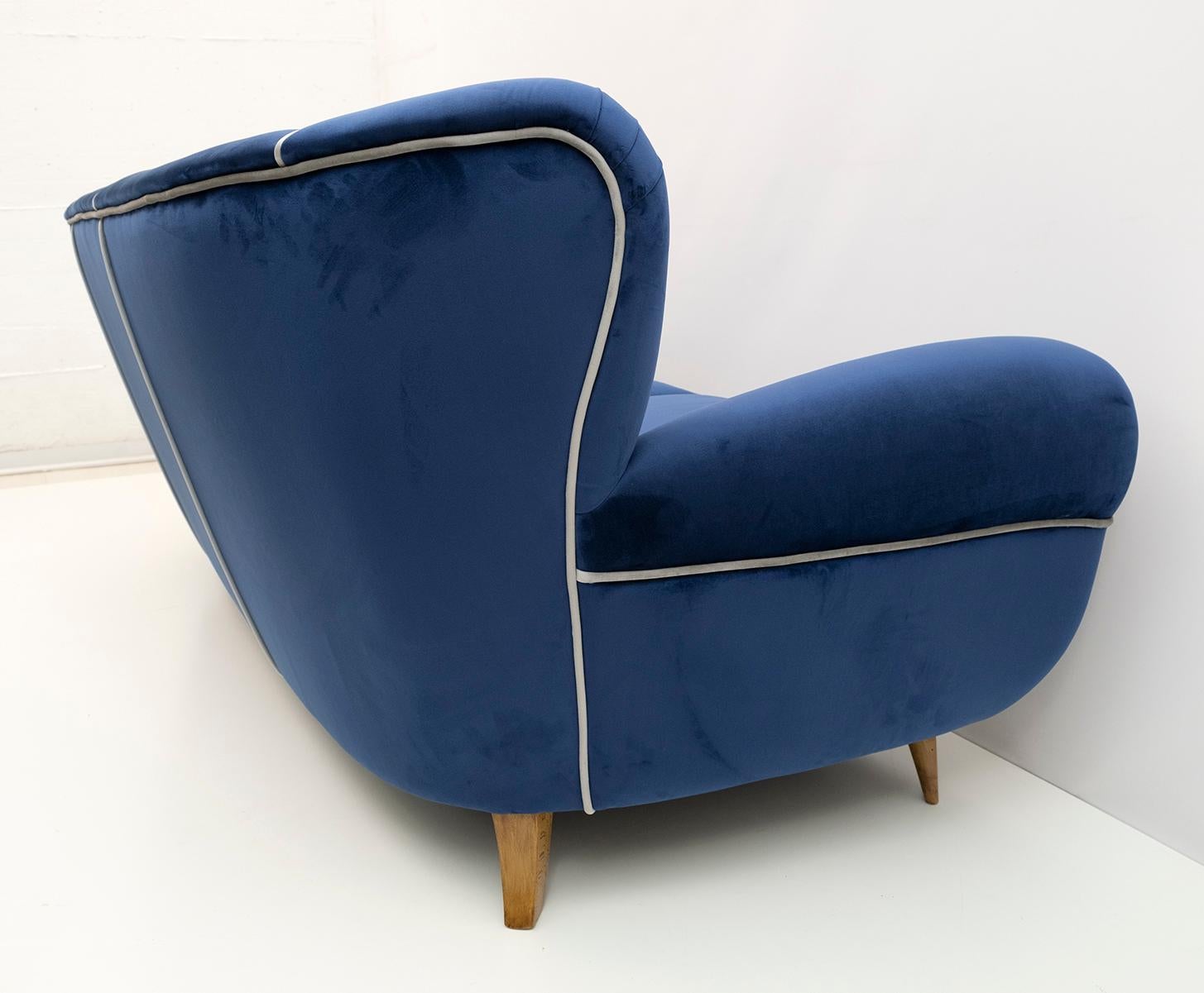 Guglielmo Ulrich Art Deco Italian Velvet Sofa, 1940s For Sale 5