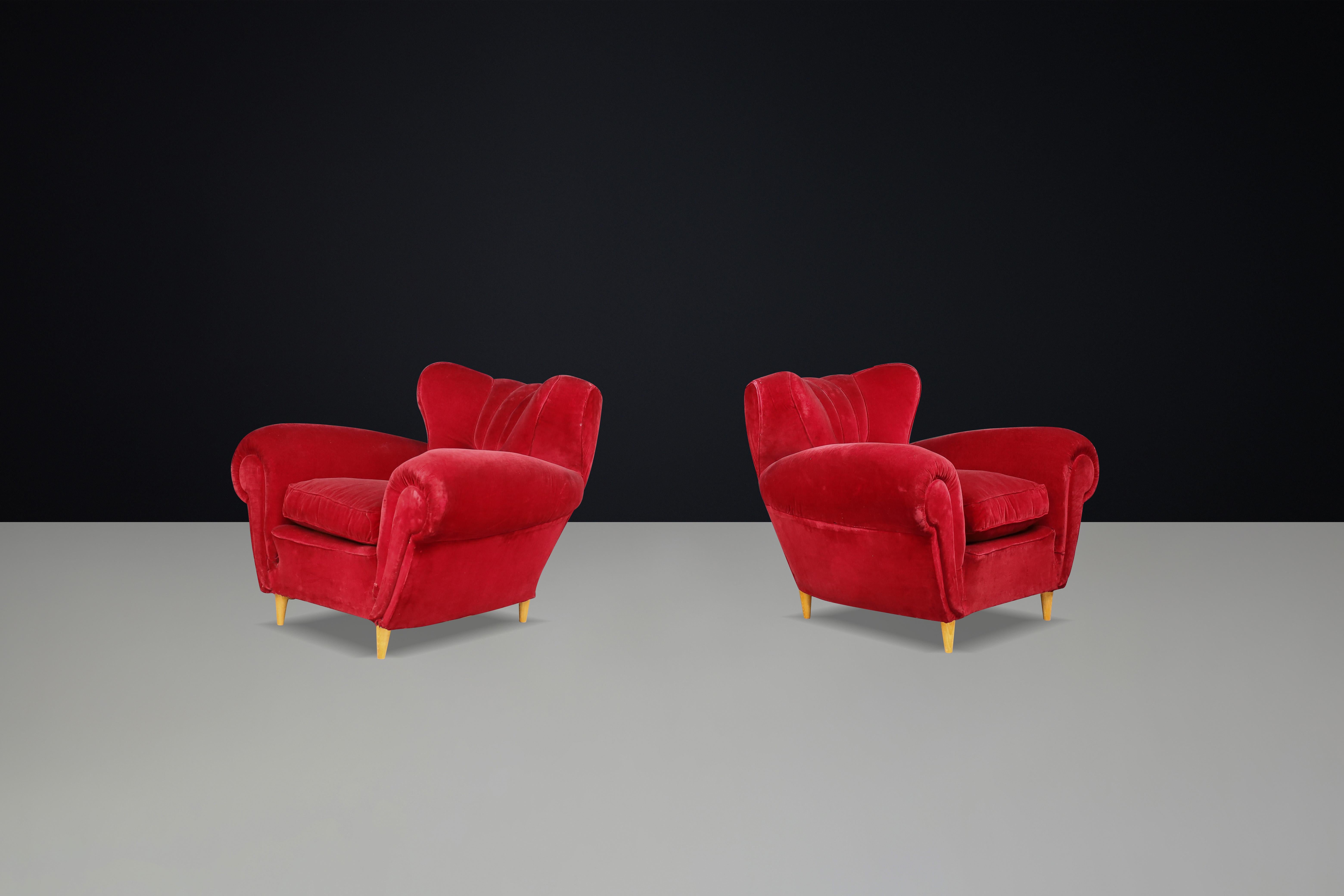 Guglielmo Ulrich Art Deco Lounge Chairs in Original Velvet, Italy, 1930s

The renowned architect Guglielmo Ulrich designed these distinctive Art Deco lounge chairs in the 1930s. Featuring elegant armrests and comfortable seating, these armchairs