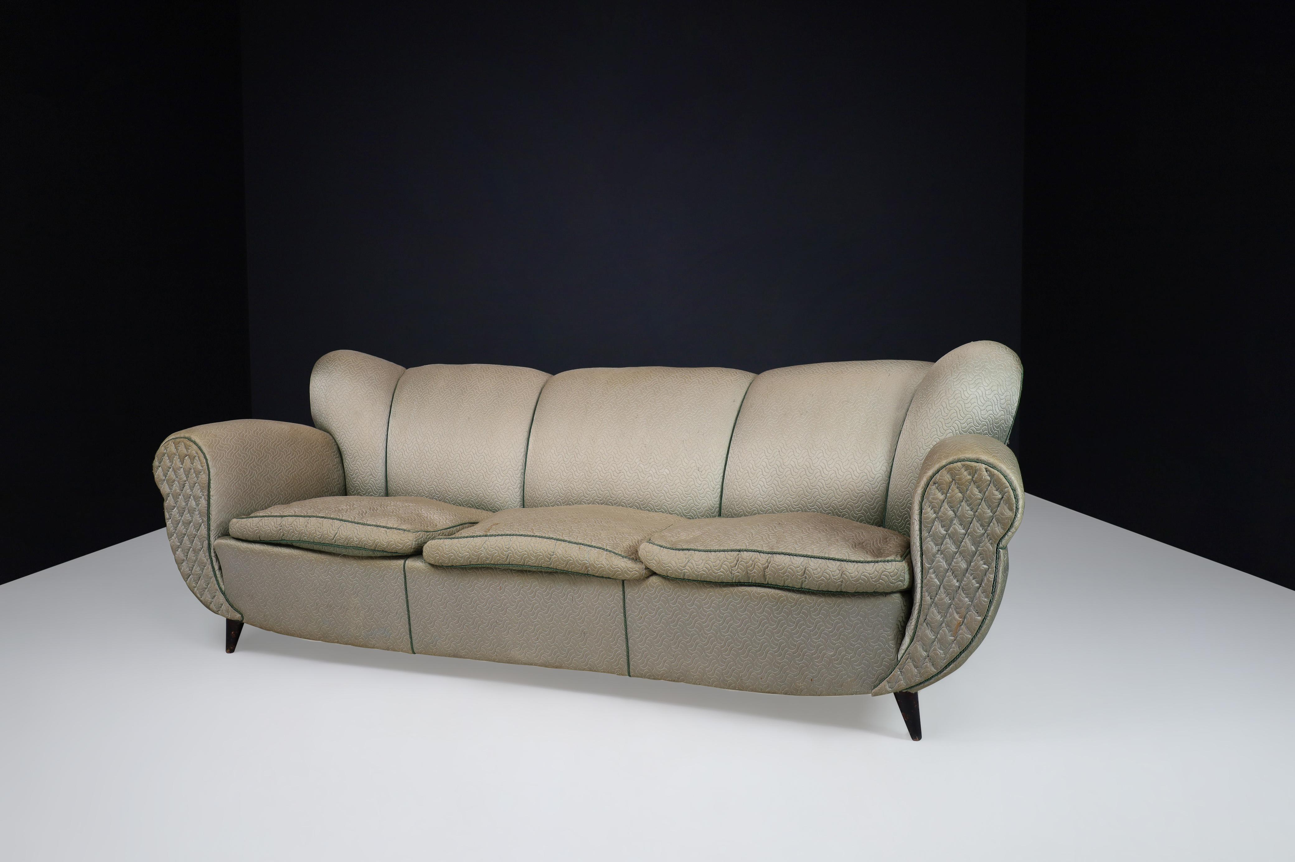Guglielmo Ulrich Art Deco sofa in original fabric, Italy 1930s 

A particular three-seater sofa was designed by the famous architect Guglielmo Ulrich. Production of the 1930s in Art Deco style. Thanks to its elegant armrests and seating, the sofa