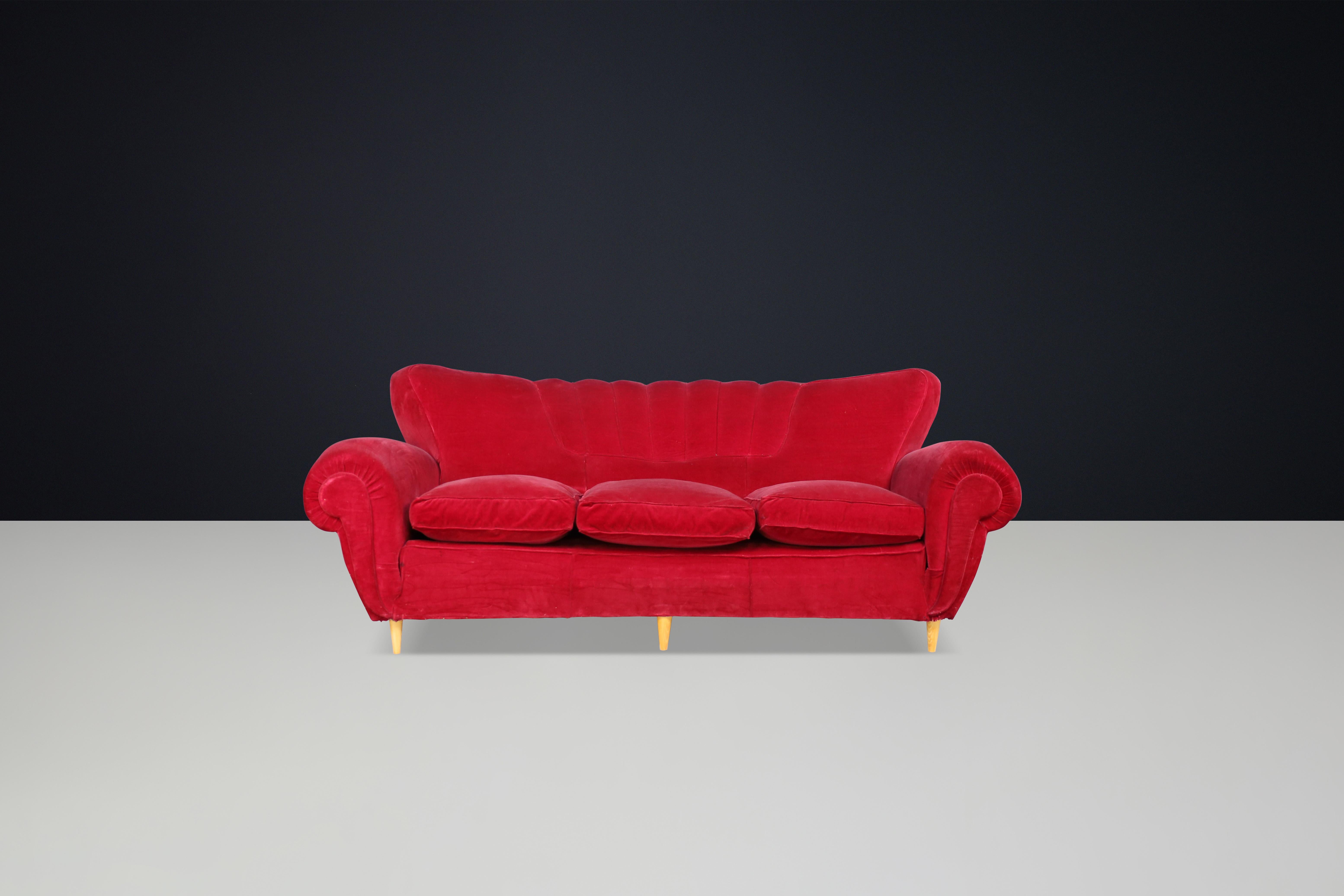 Canapé Art Déco Guglielmo Ulrich en tissu velours d'origine, Italie années 1930 

Un canapé trois places particulier a été conçu par le célèbre architecte Guglielmo Ulrich. Production des années 1930 dans le style Art déco. Grâce à ses accoudoirs et
