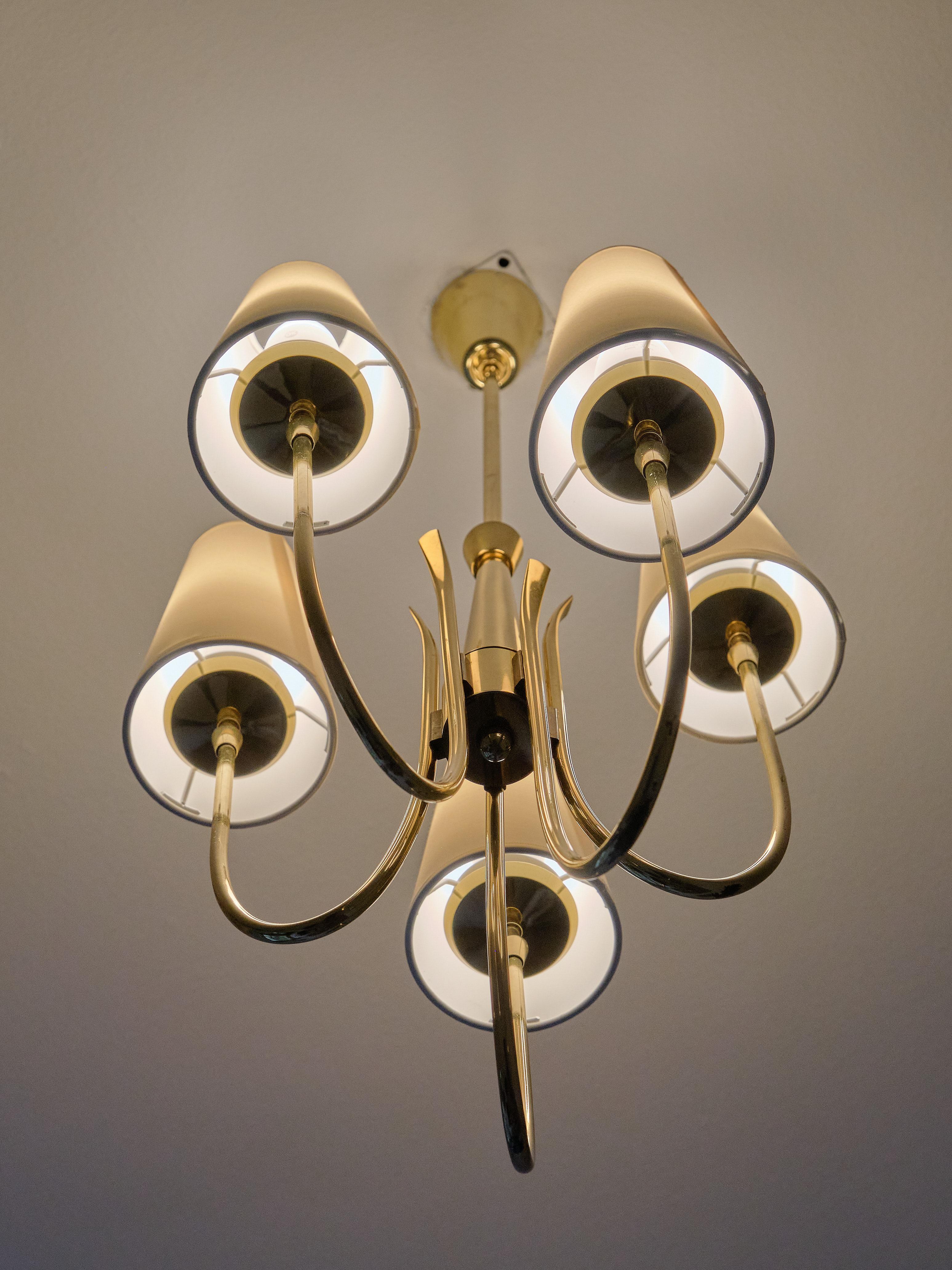 Guglielmo Ulrich Attributed Five Arm Chandelier, Brass and Fabric, Italy, 1940s 6