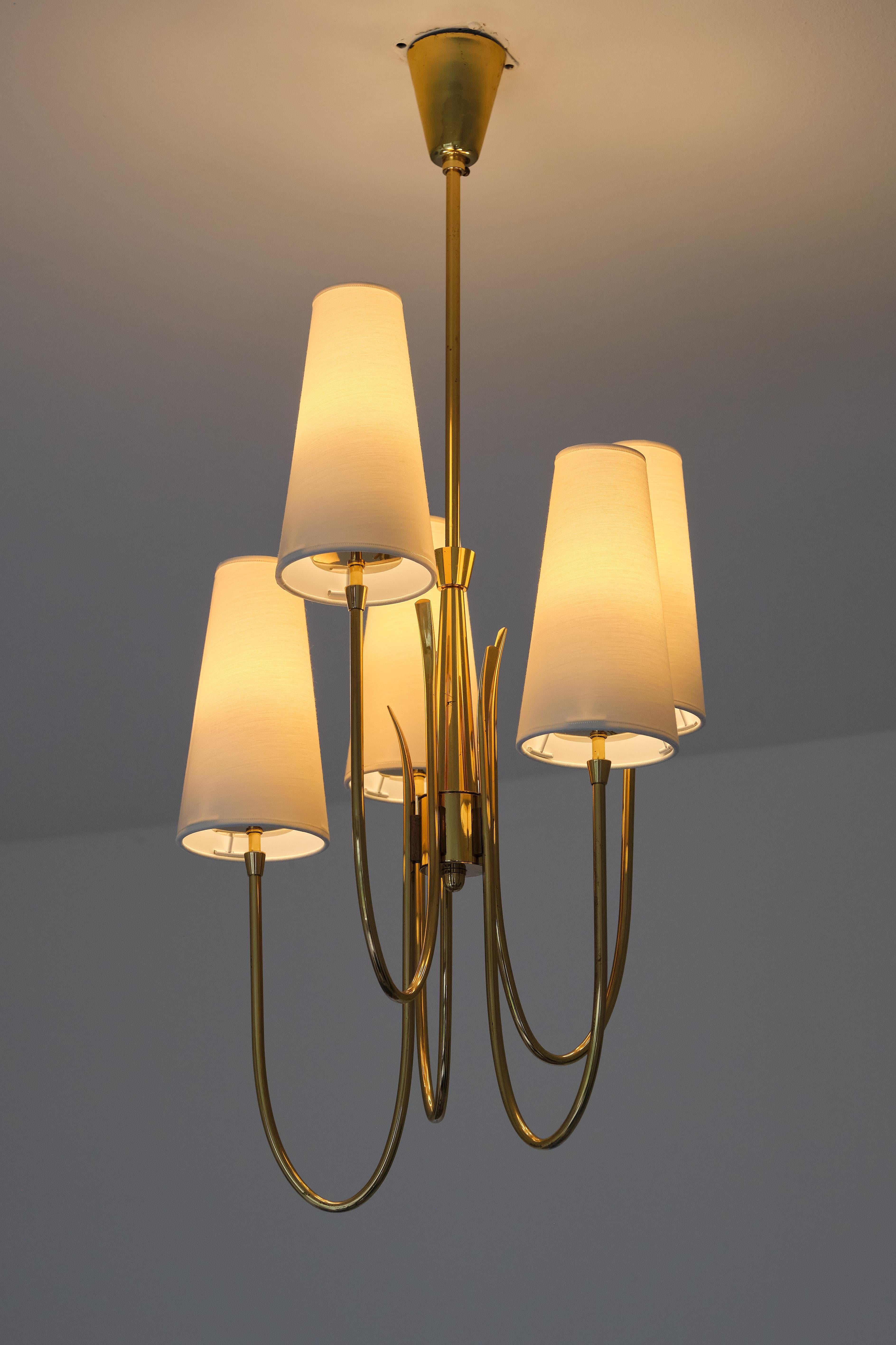 Mid-Century Modern Guglielmo Ulrich Attributed Five Arm Chandelier, Brass and Fabric, Italy, 1940s