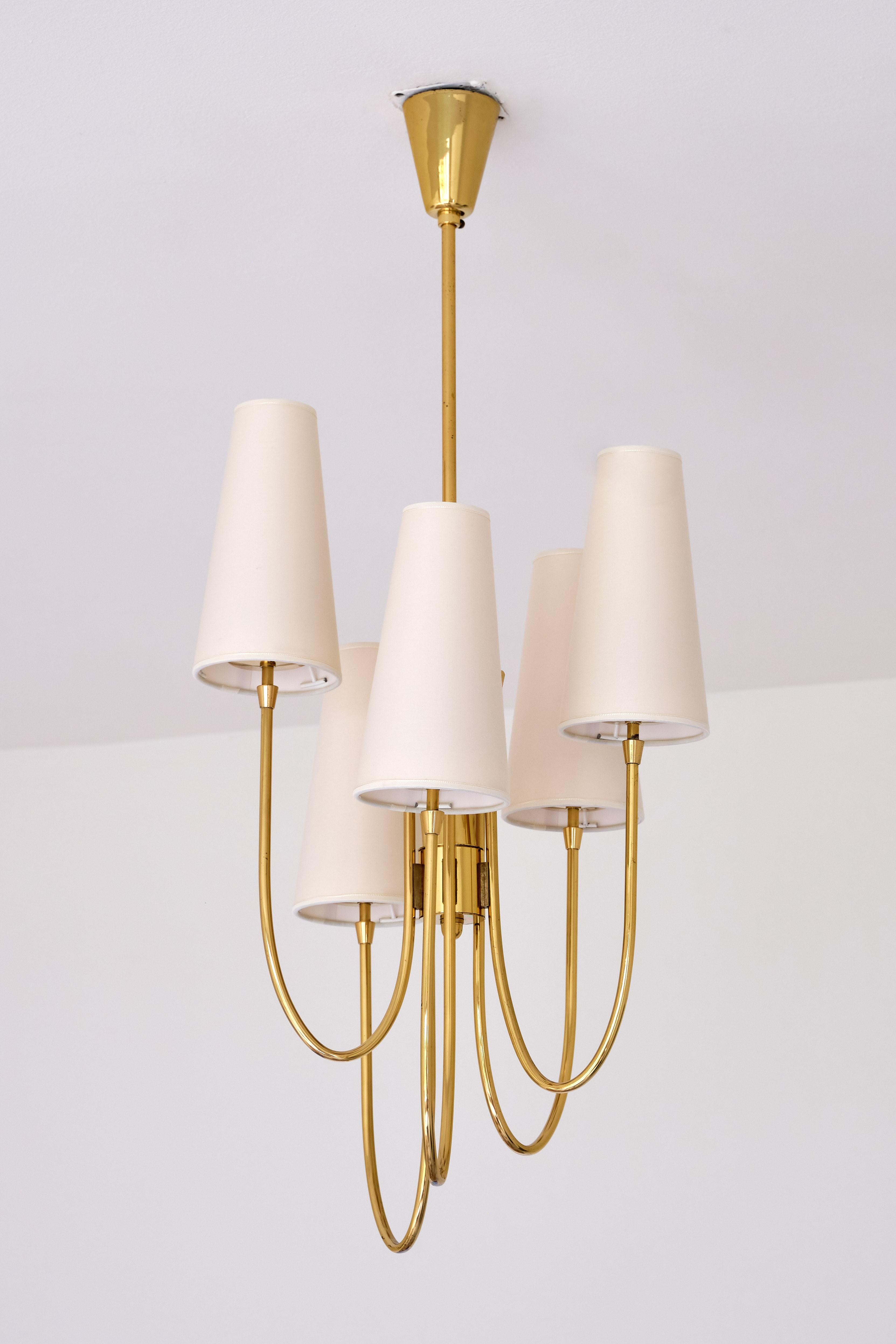 Guglielmo Ulrich Attributed Five Arm Chandelier, Brass and Fabric, Italy, 1940s In Good Condition In The Hague, NL