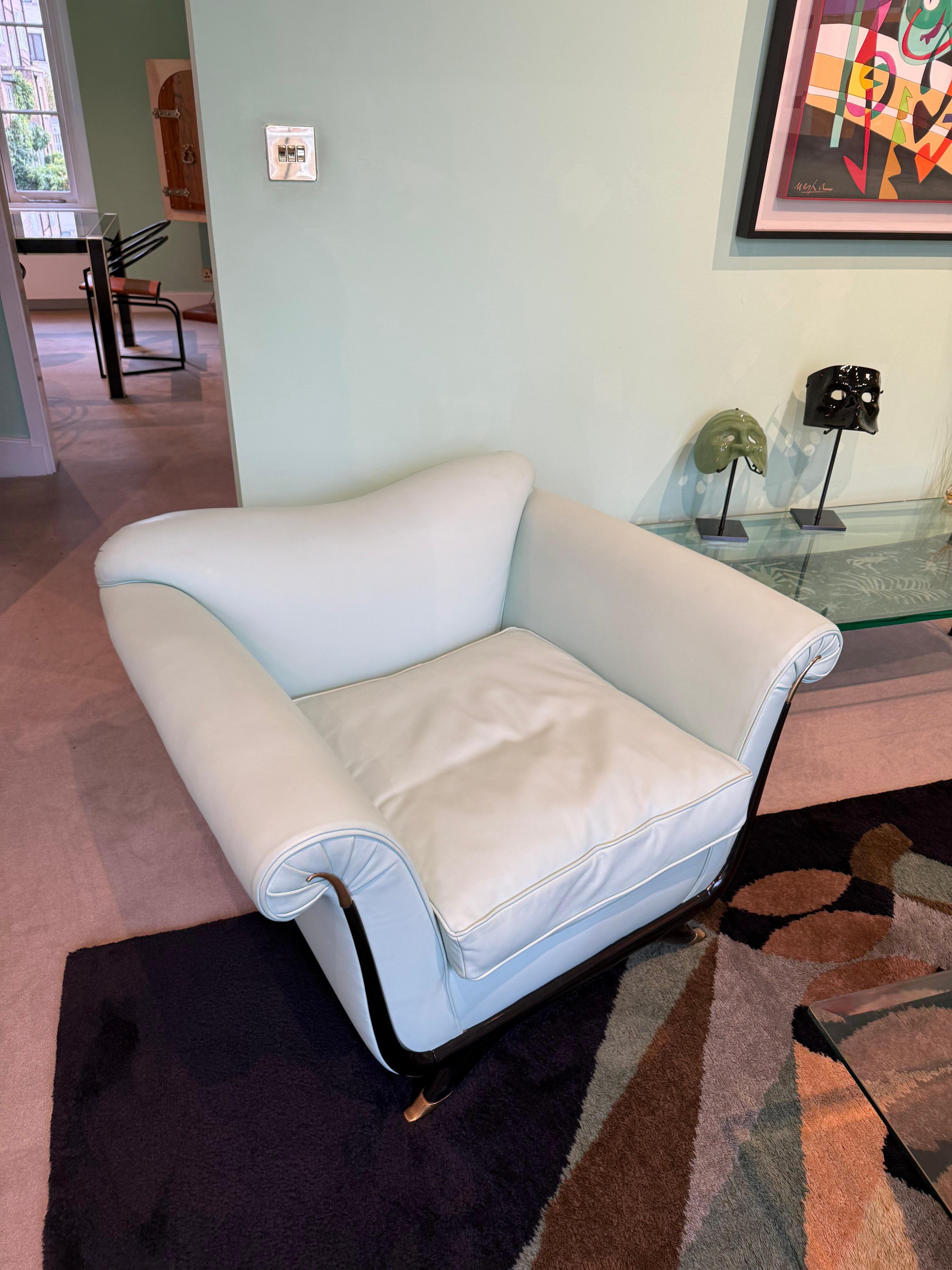 Guglielmo Ulrich (Milano, Italia, 1904 - 1977)
Coppia di poltrone, anni '40 circa.
Struttura in legno laccato nero con dettagli in ottone, nuovo rivestimento in pelle blu chiaro.
Prodotto in Italia.
39,3 x 31,5 x 26,7 H in / 100 x 80 x 68 H cm