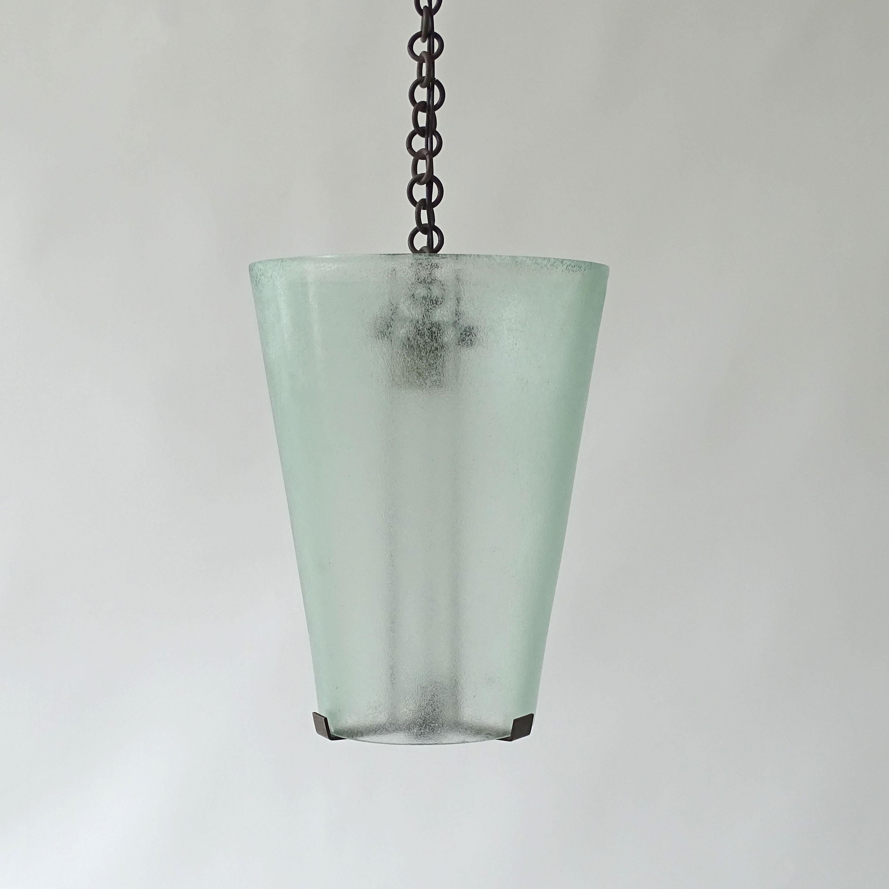 Splendide plafonnier Guglielmo Ulrich en laiton et verre de Murano,
Le verre est un verre Corroso vert clair fabriqué par Seguso Vetri D'Arte.
Italie années 1940