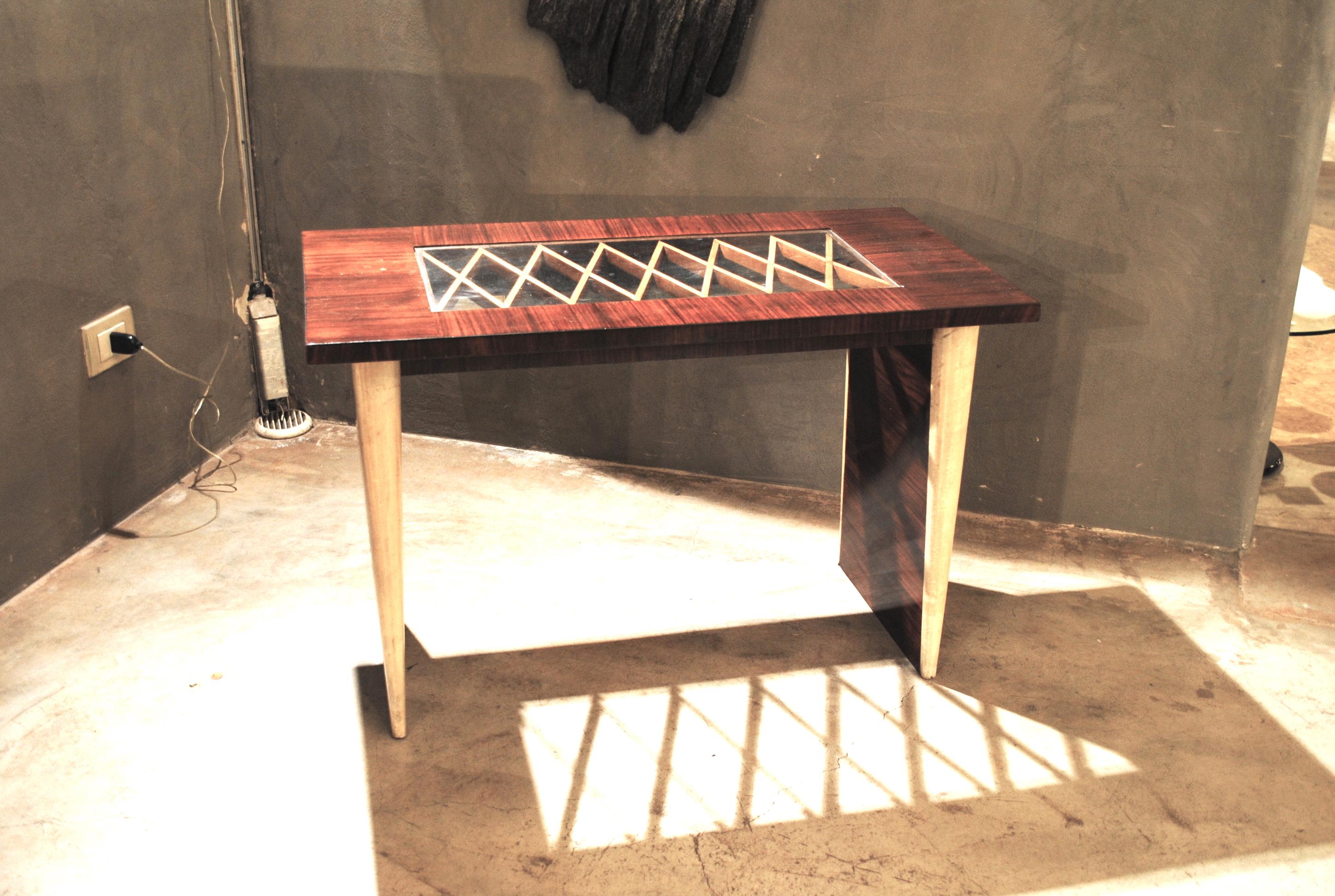 Table basse dans le style de Guglielmo Ulrich typiquement Art Déco de la fin des années 1930 en bois avec plateau en verre en papier parchemin précieux sur les pieds.
La production d'Ulrich se caractérise par une grande prolifération de meubles et