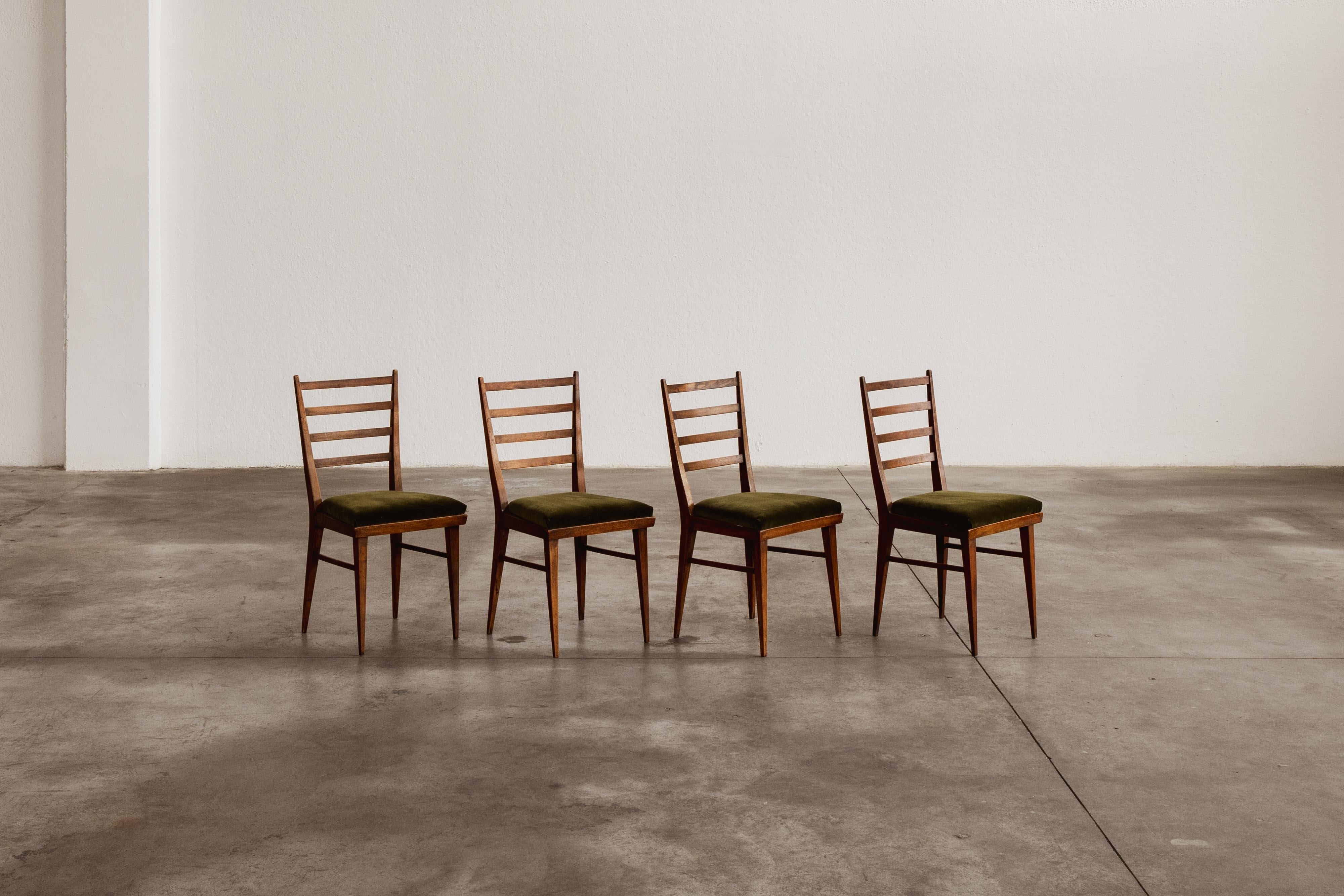 Guglielmo Ulrich dining chairs for Saffa Milano, green velvet and wood, 1950, set of four

These 1950 dining chairs by Guglielmo Ulrich exemplifies the structural elegance of Italian mid-century design. Crafted in solid walnut, the frame integrates