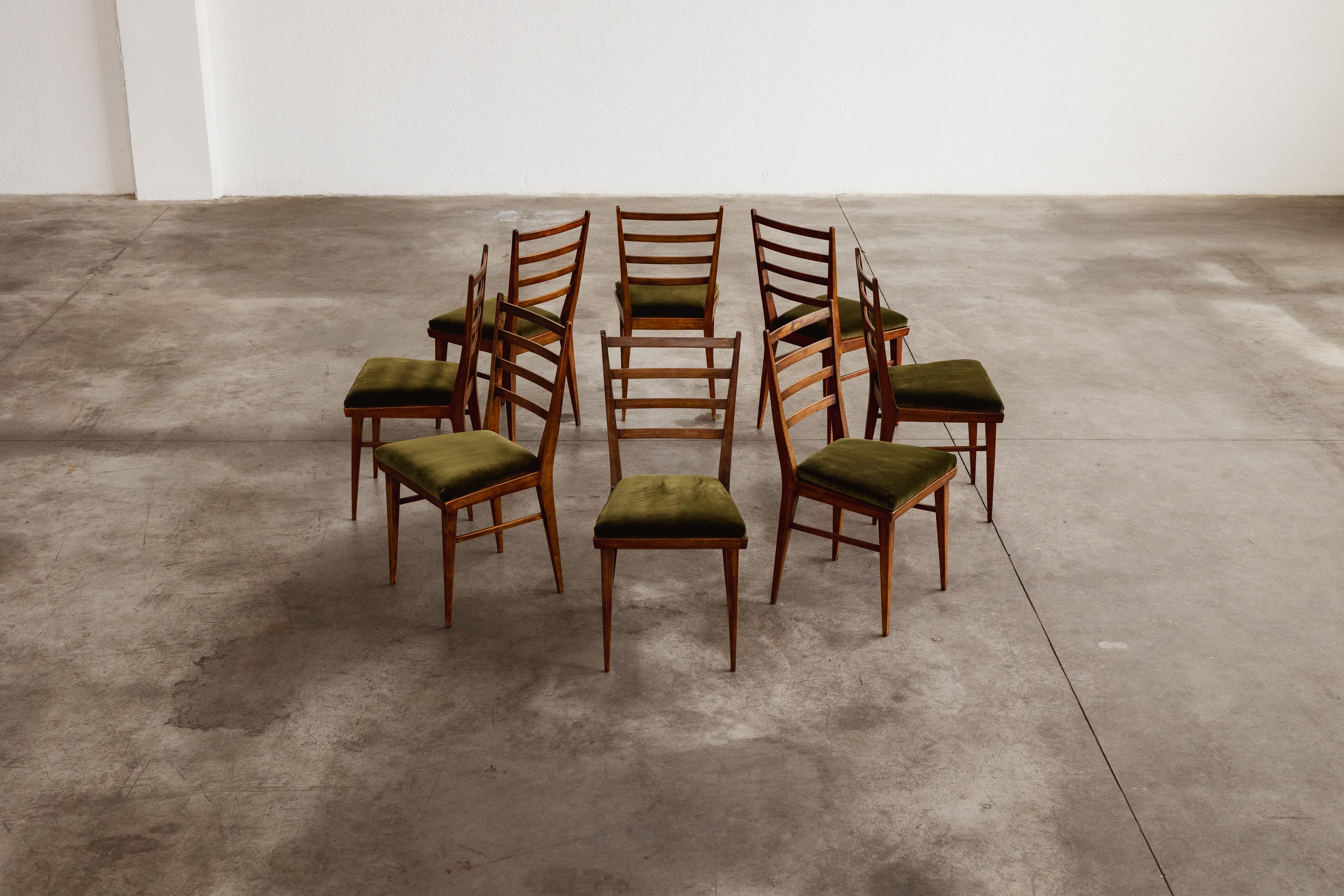Guglielmo Ulrich dining chairs for Saffa Milano, green velvet and wood, 1950, set of eight

These 1950 dining chairs by Guglielmo Ulrich exemplifies the structural elegance of Italian mid-century design. Crafted in solid walnut, the frame integrates