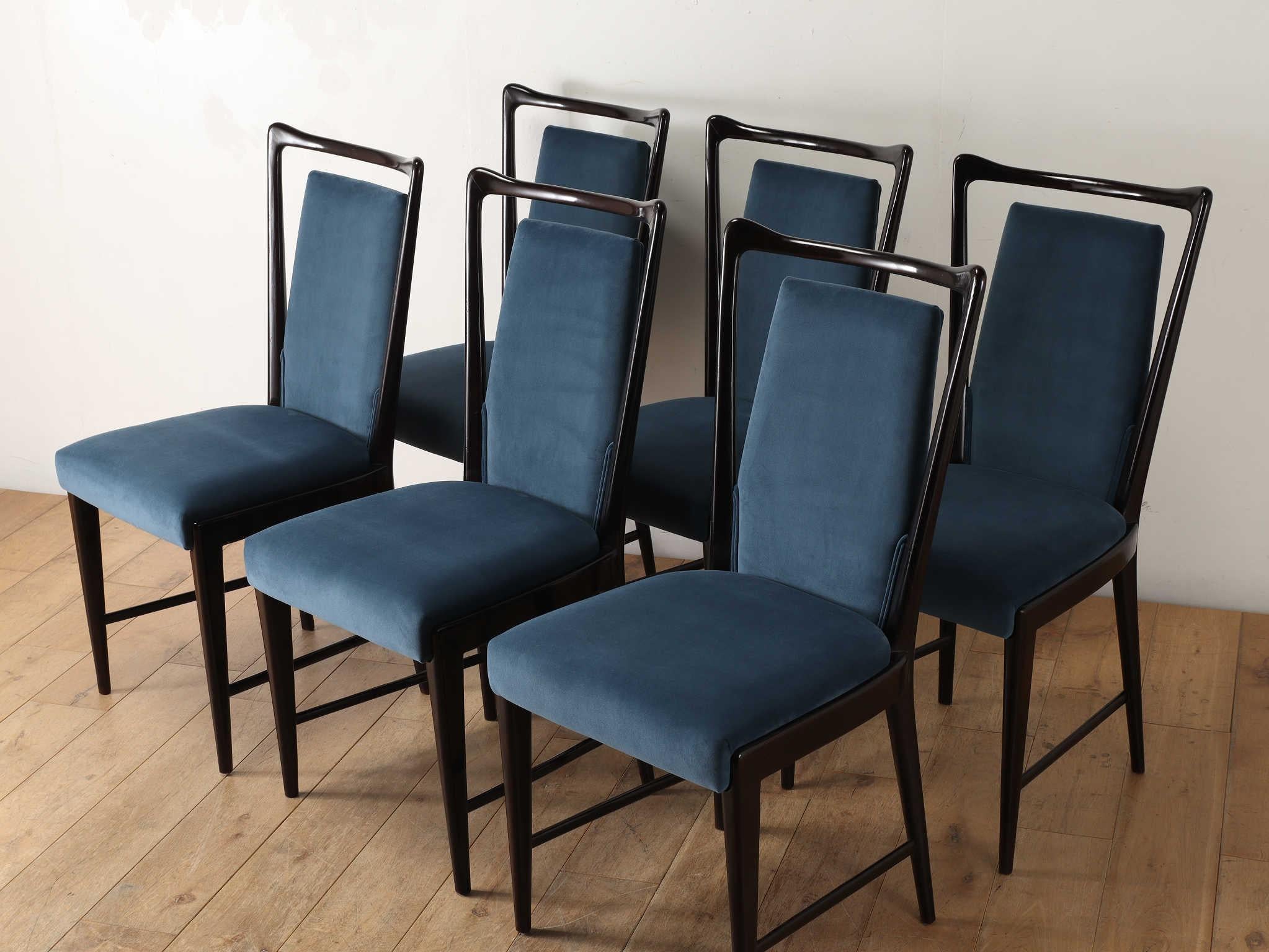 Italienische Vintage-Stühle zeichnen sich durch ihre schlanken und schönen Rahmen aus. Diese Esszimmerstühle sind ein perfektes Beispiel für diesen Stil, mit Details, die sich von denen der englischen Klassiker und der skandinavischen Stühle aus der