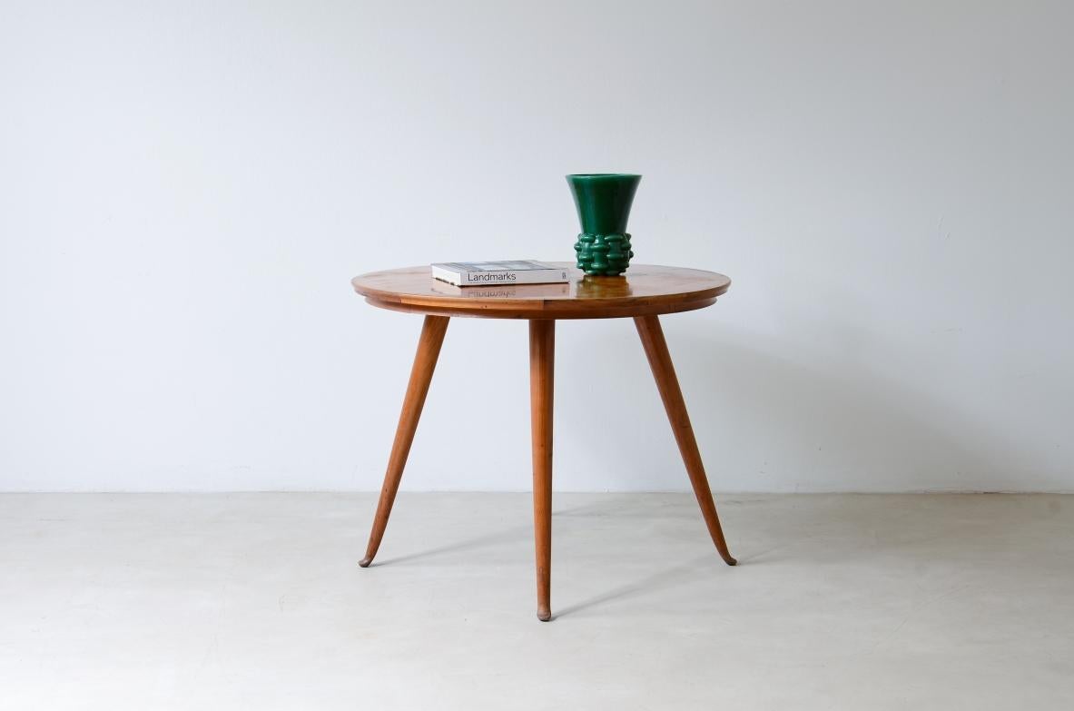 COD-2707
Guglielmo Ulrich(1904-1977) 

Elegant cherry table with thin turned legs and veneered top.

Italian manufacture, ca. 1950.