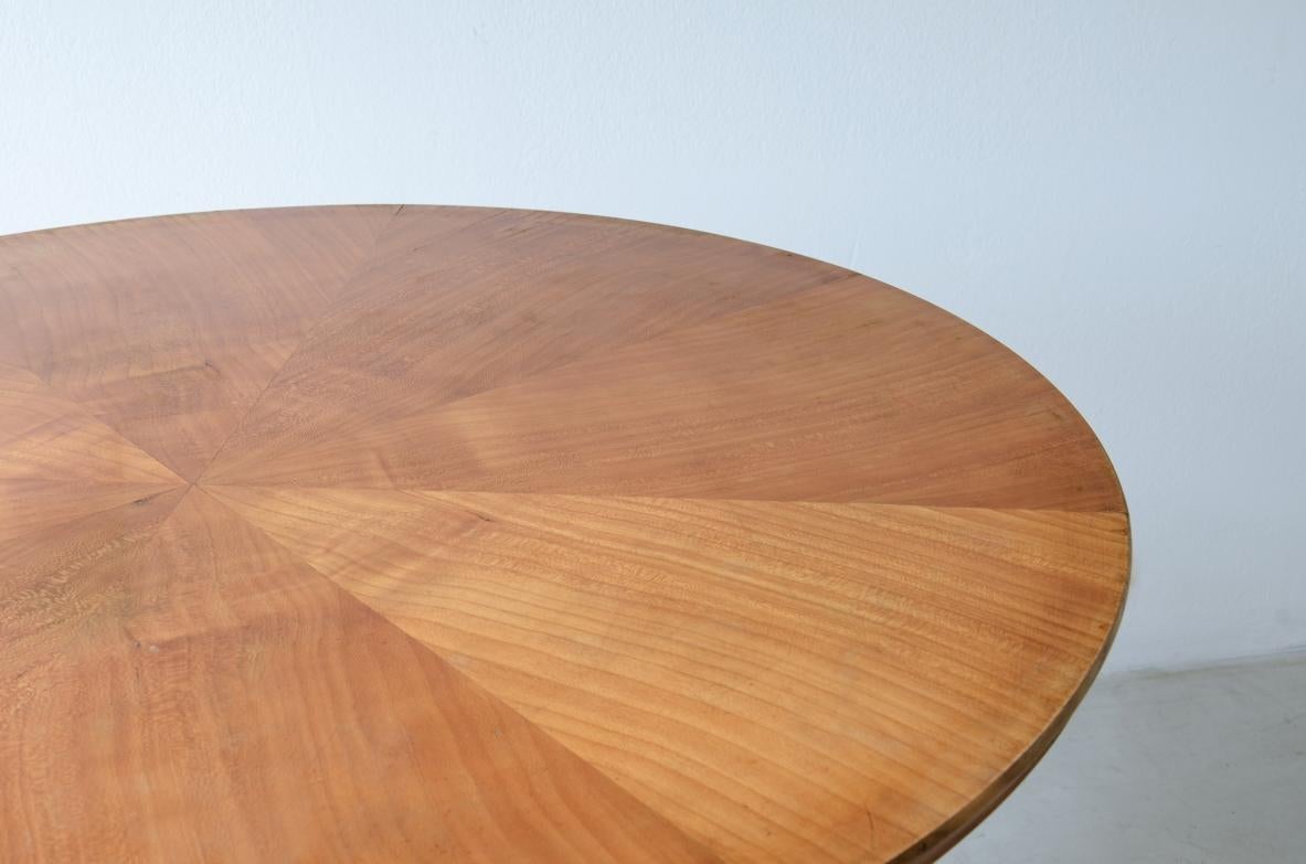 Guglielmo Ulrich, elegant cherry table with thin turned legs In Excellent Condition For Sale In Milano, IT