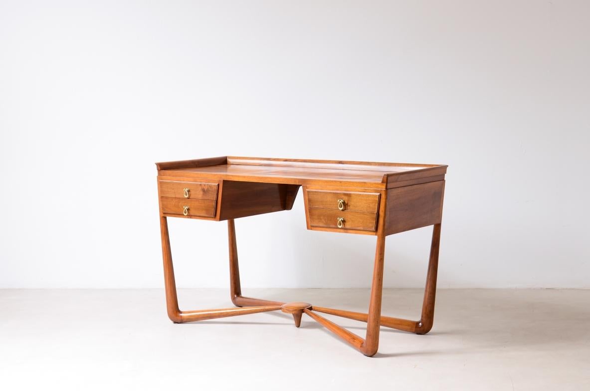 COD-z85
Guglielmo Ulrich

Elegant walnut writing desk with beautiful floor cross and 4 shaped drawers, bronze handles.

Manufacturing ca. 1940.

132x55xh75