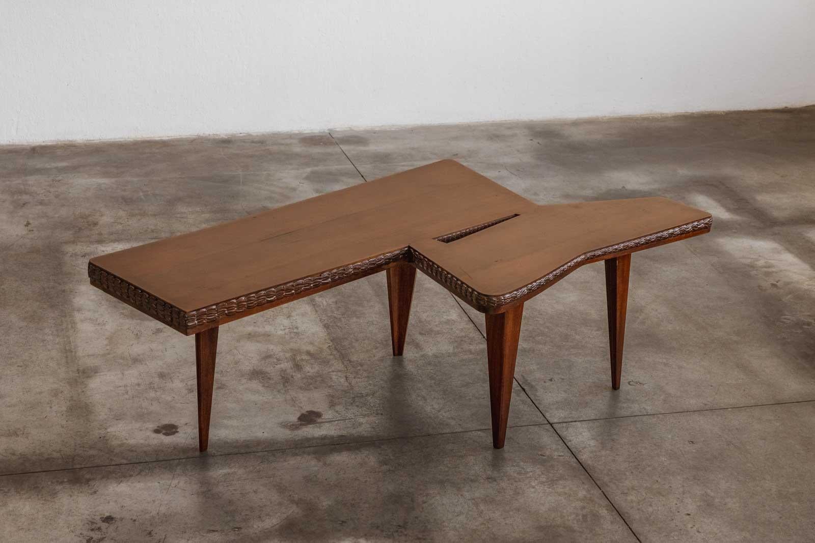 Bureau Guglielmo Ulrich à forme libre, bois, Italie, 1950

Rare bureau sculptural de Guglielmo Ulrich, conçu en Italie en 1950. Cette pièce exceptionnelle du milieu du siècle illustre le mélange de rigueur moderniste et d'élégance ornementale propre