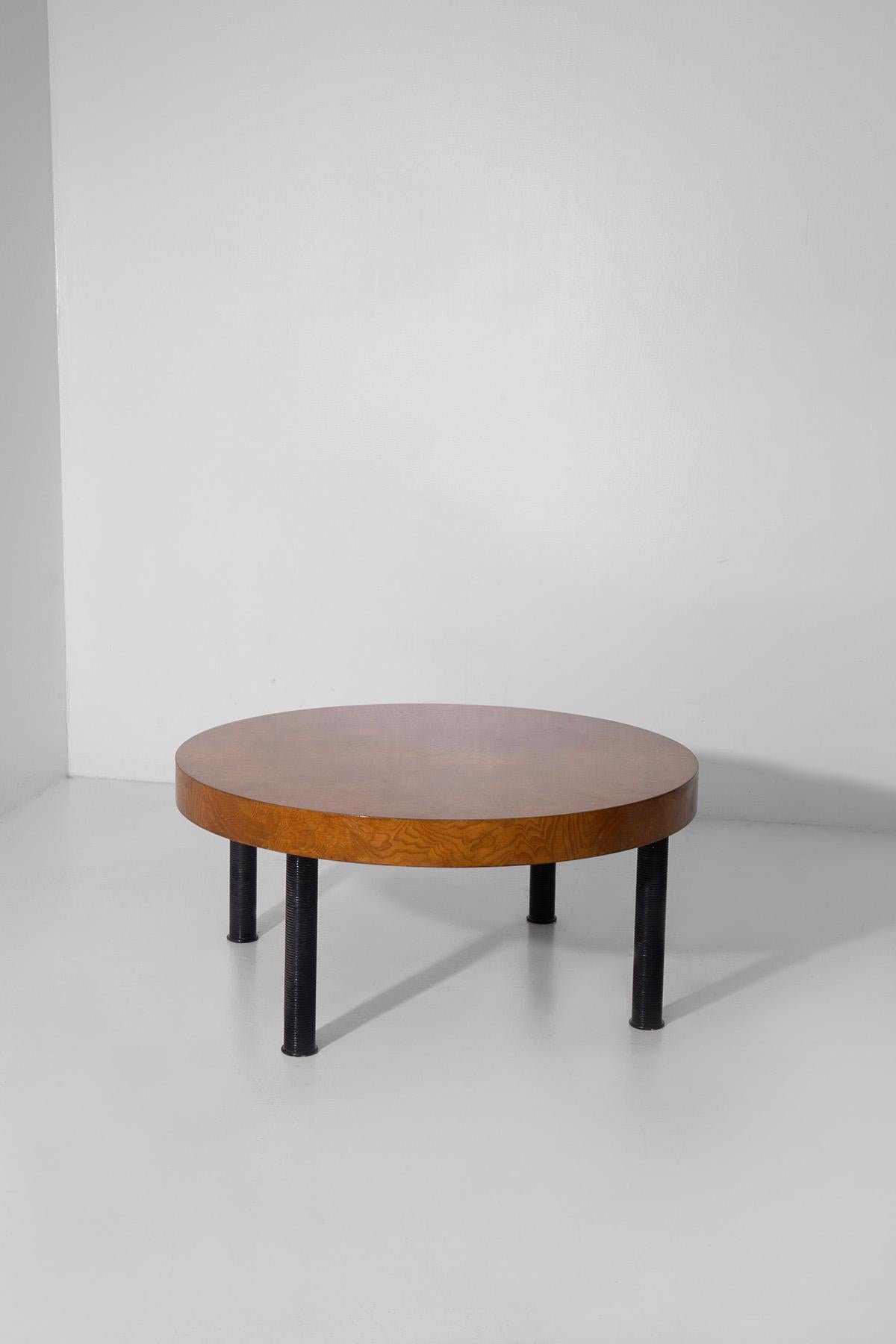 
Table basse italienne des années 1930-1940, conçue par le célèbre Guglielmo Ulrich et signée à la base ARCA, un témoignage authentique de l'élégance et de l'artisanat de l'époque. Cette pièce extraordinaire se distingue par son épais plateau en