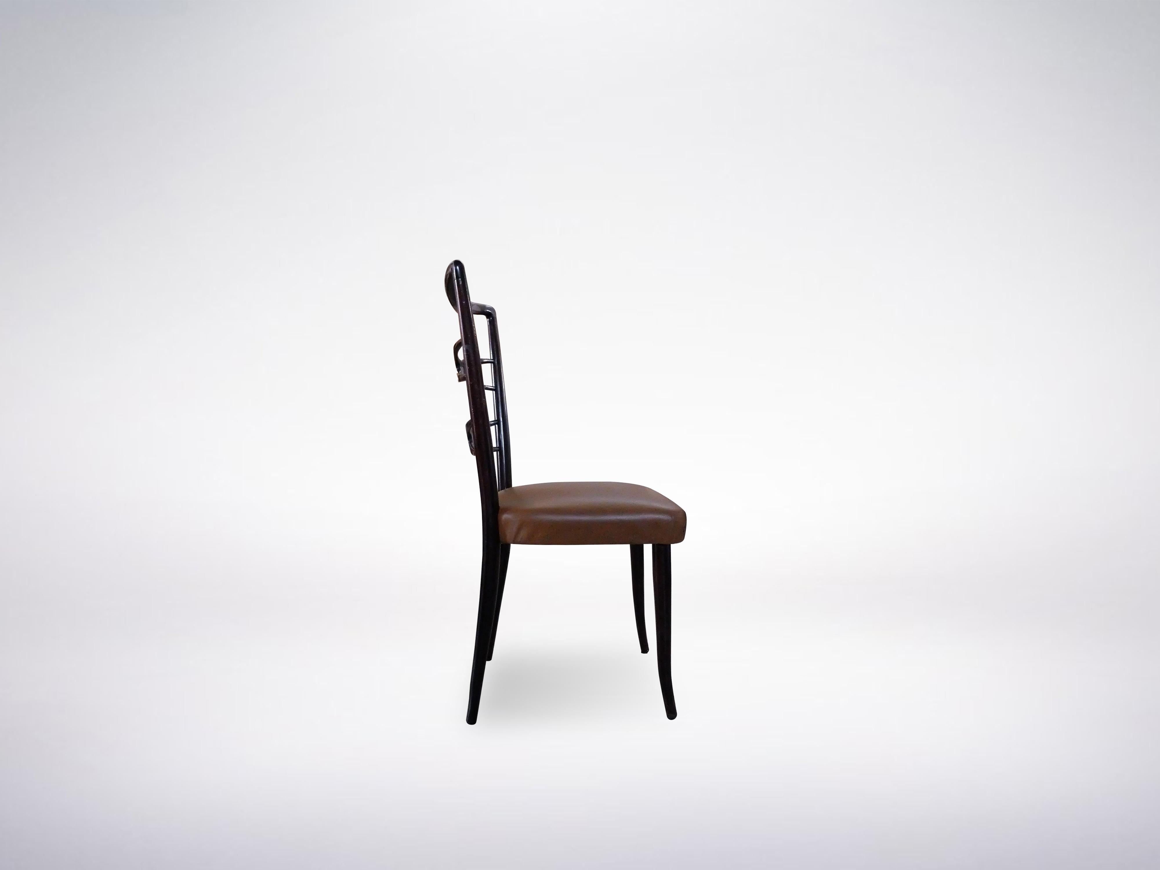 Ensemble de six chaises de salle à manger en bois ébonisé et cuir marron de Guglielmo Ulrich, vers 1940.

La particularité de l'ensemble est son élégant dossier aux motifs en bois croisés. L'ensemble est parfait pour compléter la table à manger de