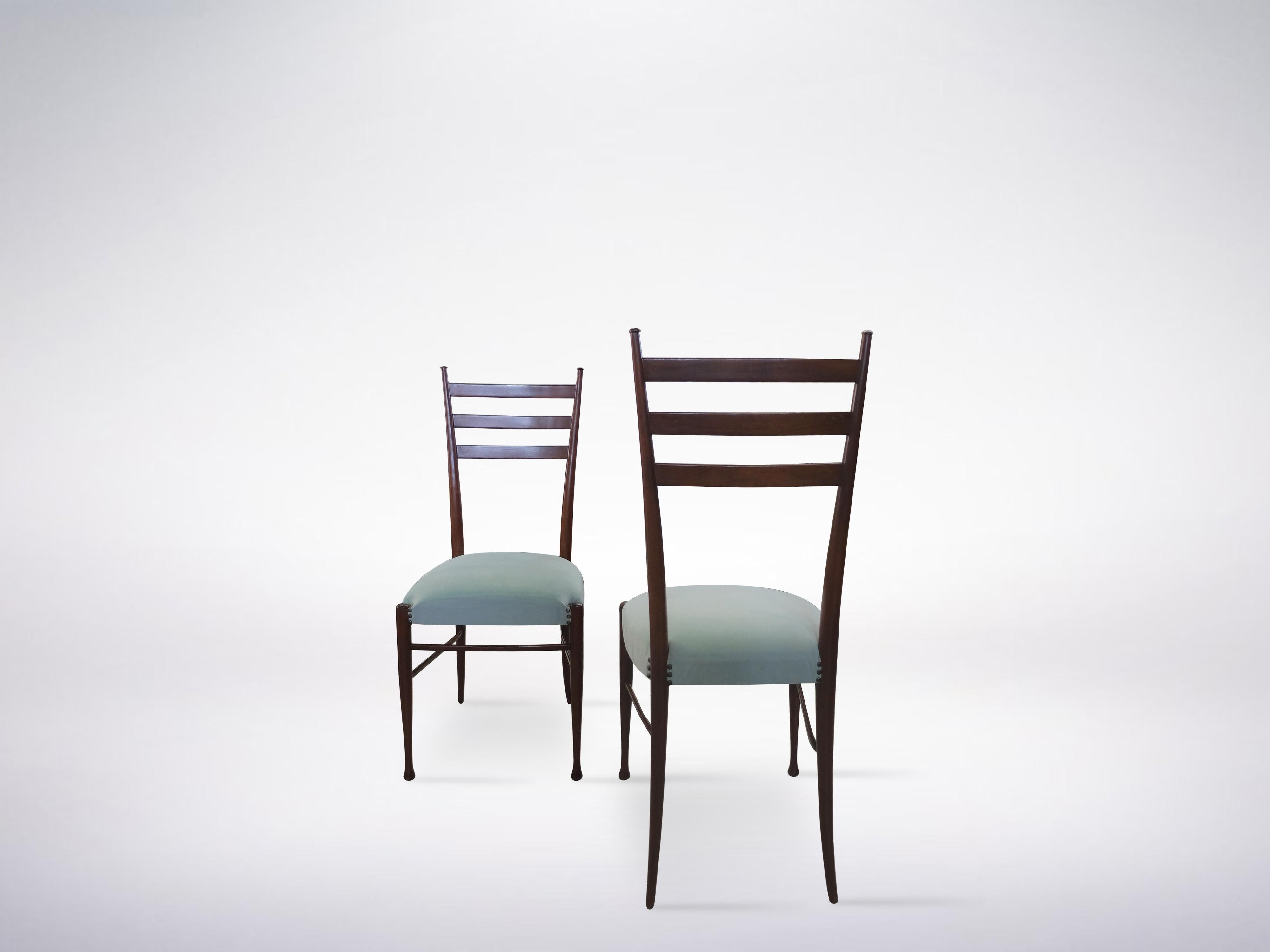 Gut erhaltener Satz von 4 Stühlen von Guglielmo Ulrich aus den 1960er Jahren.

Dieses wunderschöne Set aus vier Stühlen repräsentiert das reiche und stattliche kreative Erbe von Guglielmo Ulrich, dessen Formen auf elegante Weise Reichtum und