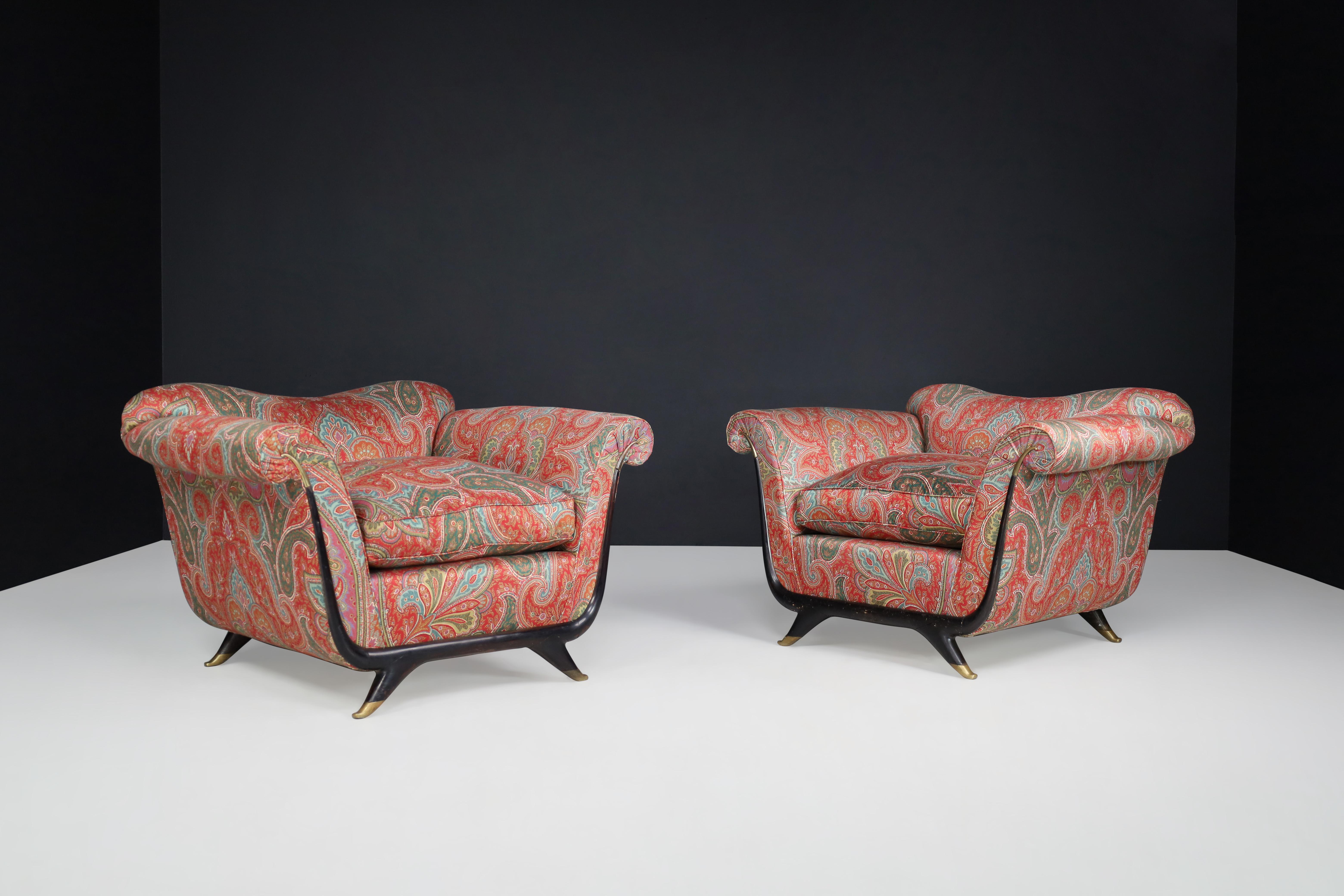 Guglielmo Ulrich Lounge Chairs inWalnut , Fabric, and Brass, Italy 1930s

The renowned architect Guglielmo Ulrich designed a pair of two lounge chairs in Italian classicism, a production of the 1930s. These chairs are an exceptional example of