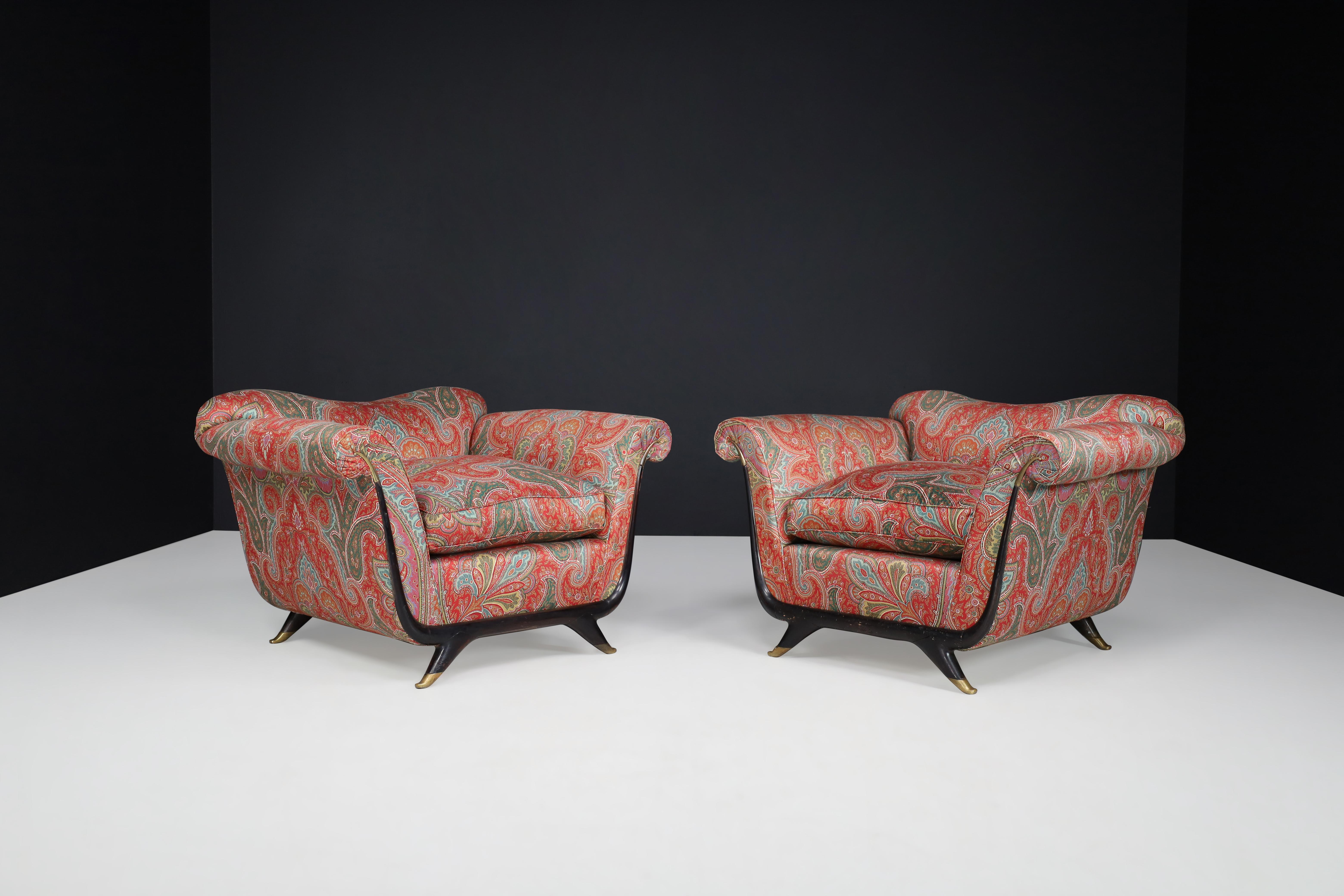 Mid-Century Modern Guglielmo Ulrich Lounge Chairs in Walnut, Fabric, and Brass, Italy, 1930s  For Sale