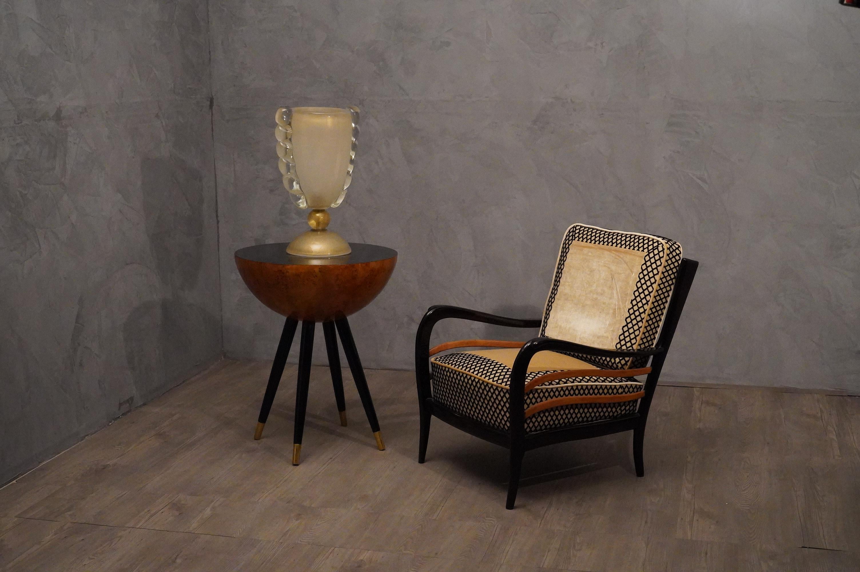 Armchair in the classic style of Guglielmo Ulrich, in wood and elegant velvet upholstery with geometric designs. Note the shape of the side uprights of the back and the outline of the armrests.

Armchair composed of a structure in polished beechwood
