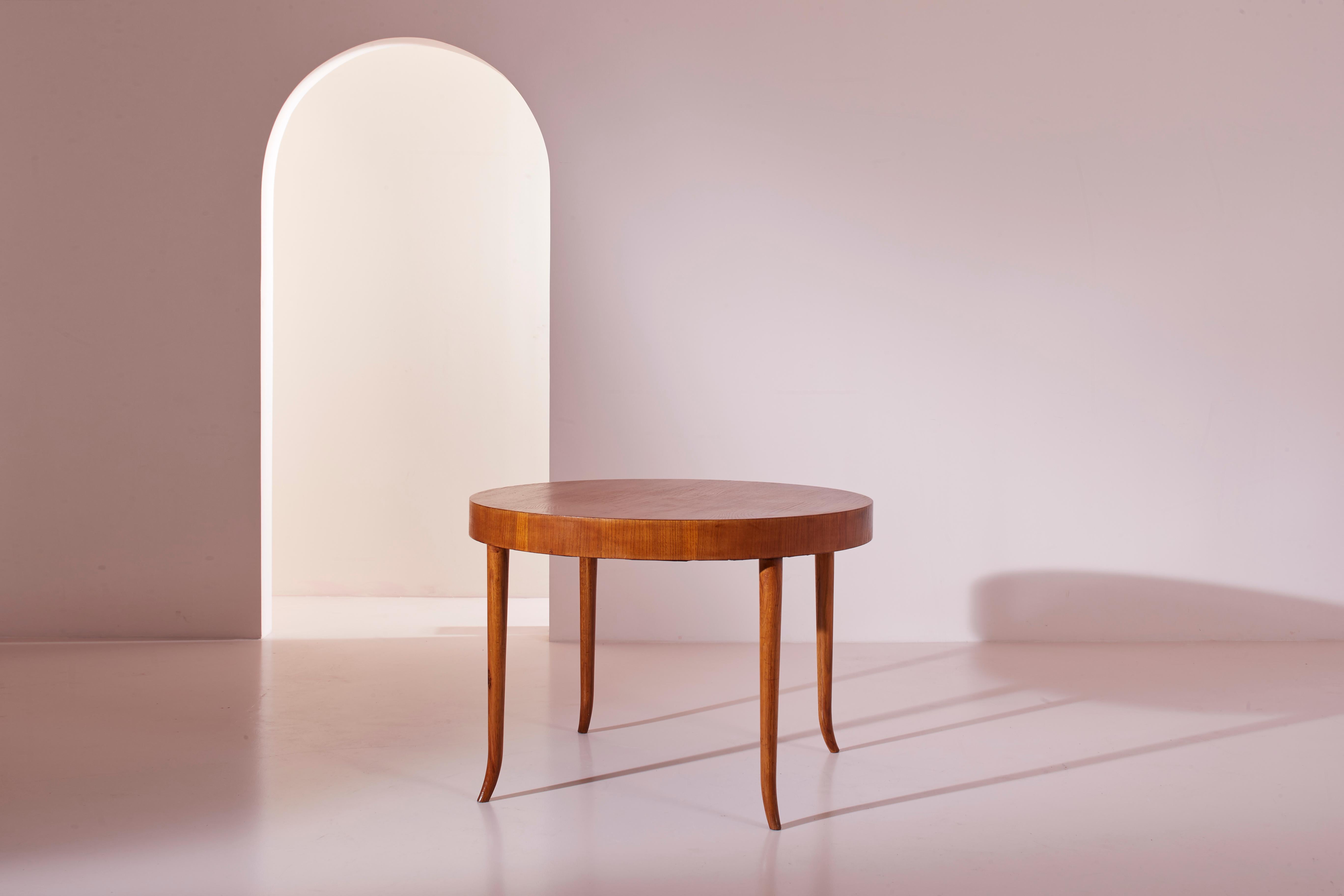 Round oak wood table, designed by Guglielmo Ulrich, Italian craftsmanship, from the 1940s.
A disk of wood with an unusual thickness, embellished by the natural veins of the material, is the distinctive top of a table designed by Guglielmo Ulrich in