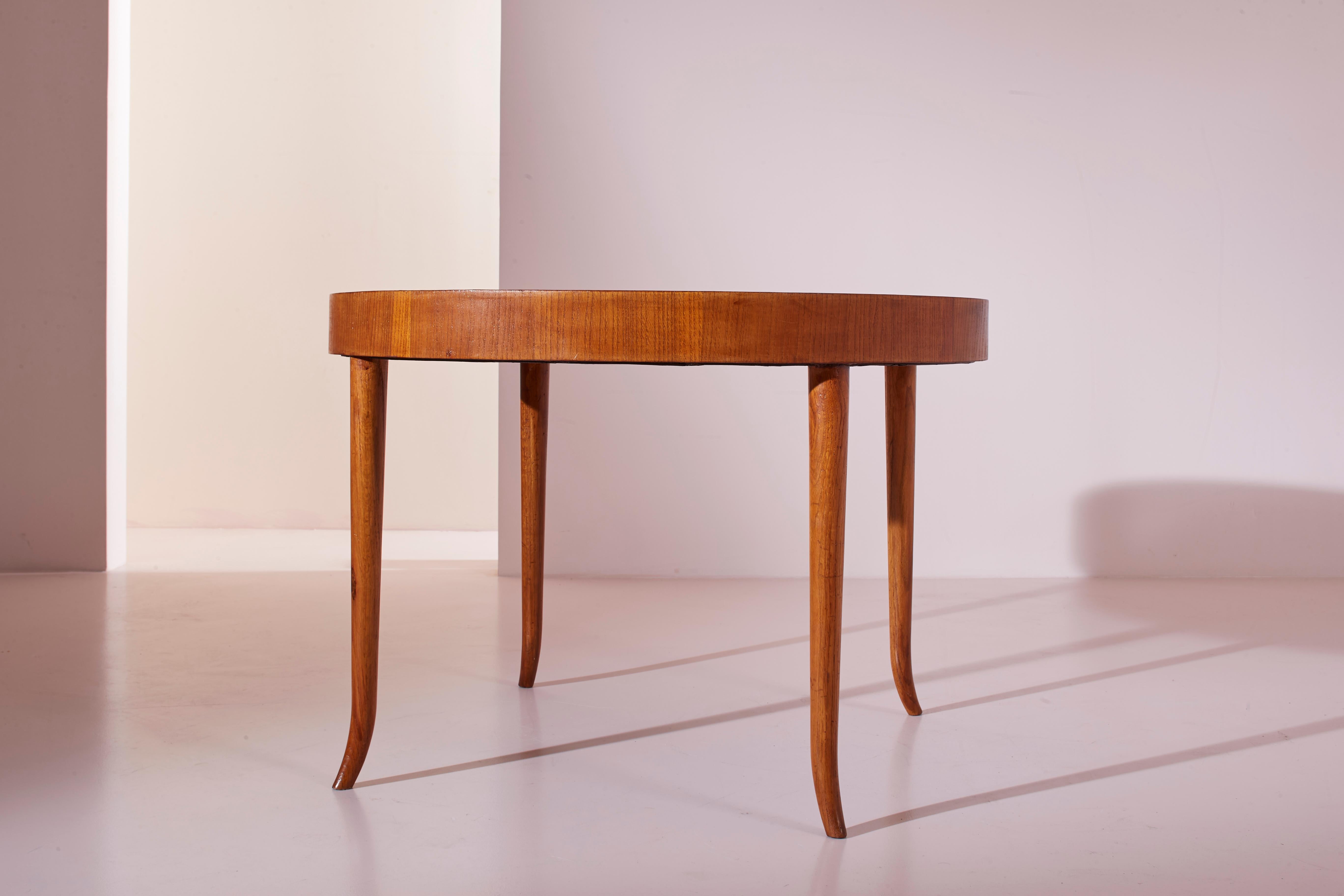 Italian Guglielmo Ulrich oak round dining table, Italy, 1940s For Sale