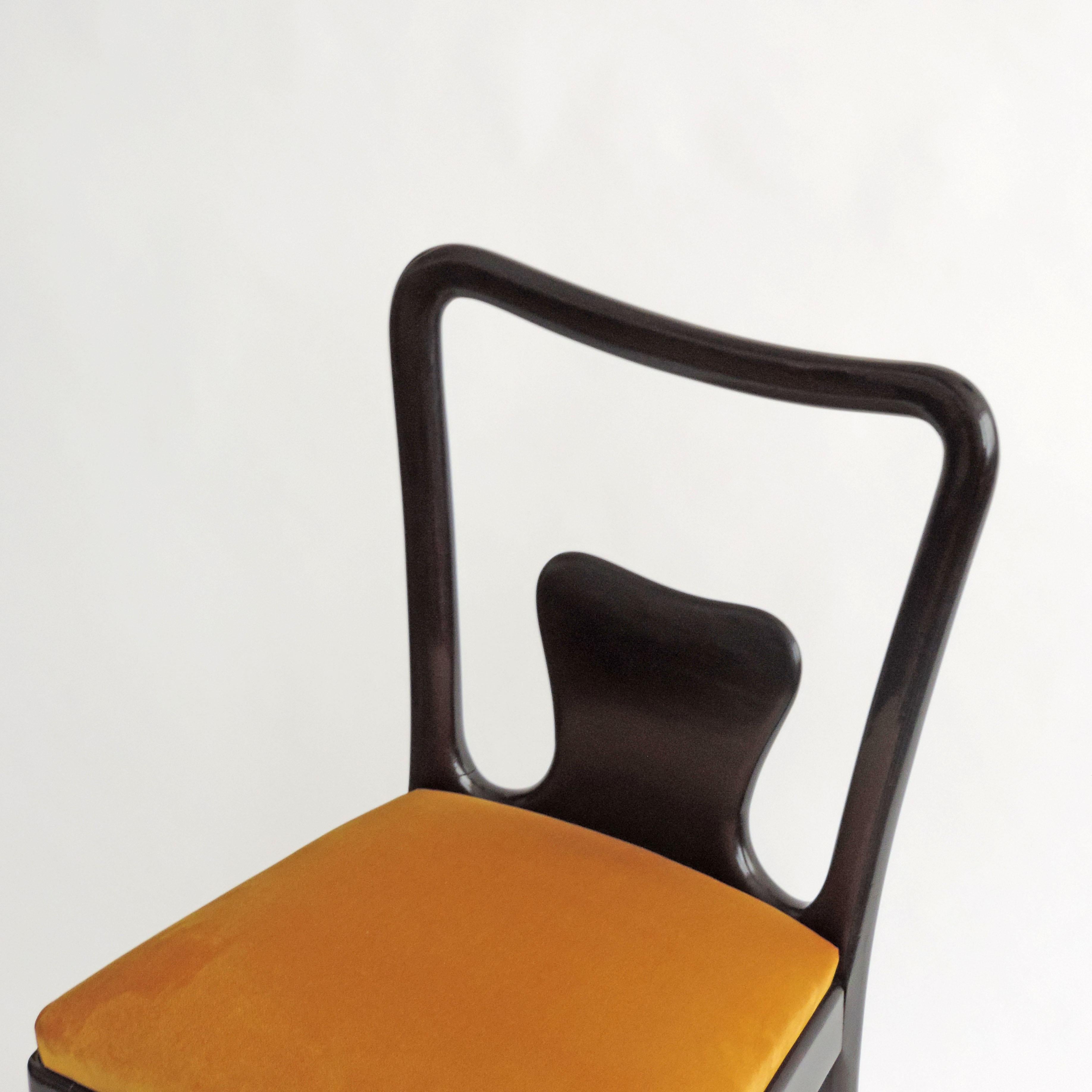 Satz von sechs Esszimmerstühlen aus gebeiztem Holz und gelbem Samt, die dem italienischen Architekten Guglielmo Ulrich zugeschrieben werden.
Hervorragende Handwerkskunst in der Holzschnitzerei.
Sehr stabiler Sitz.