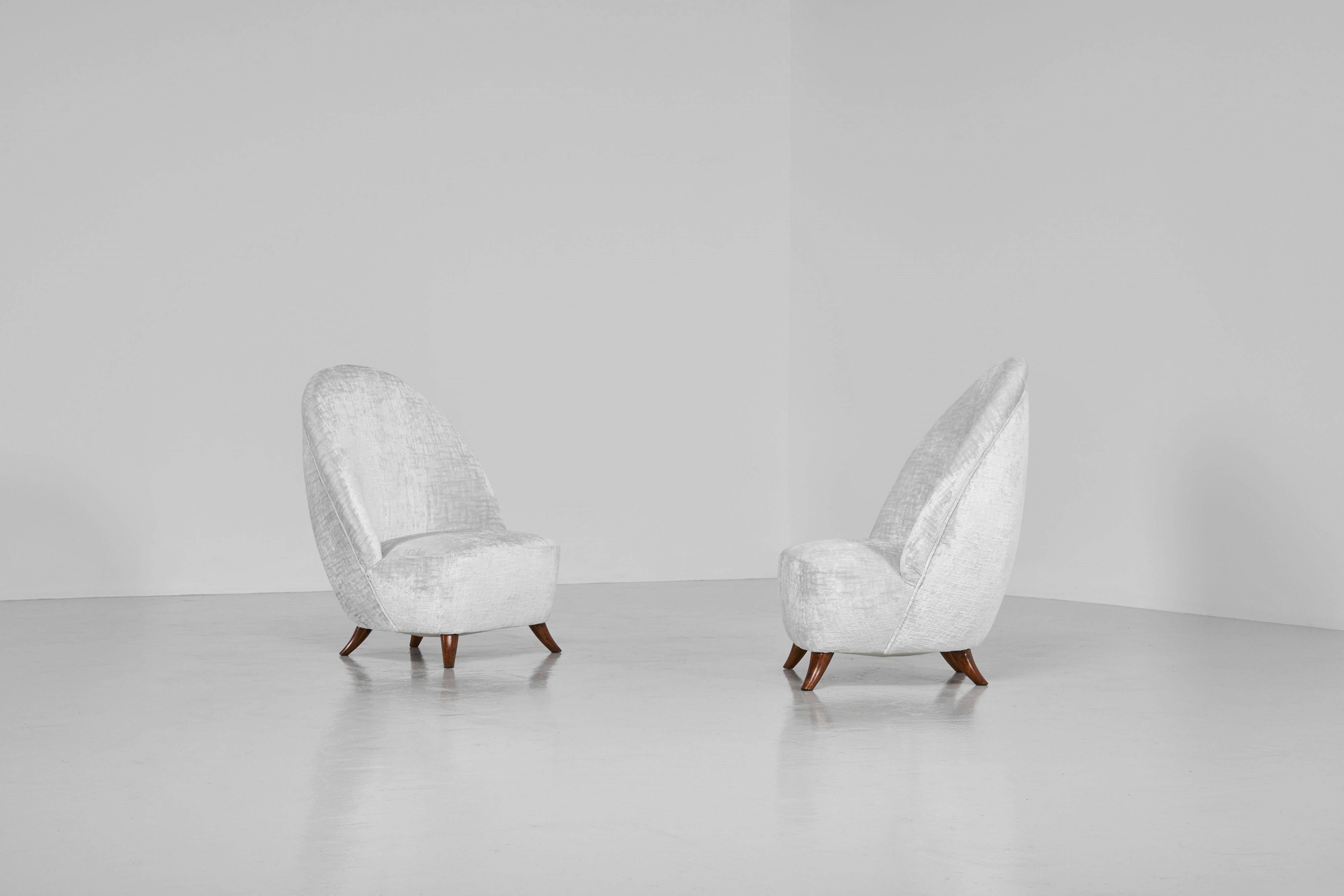 Hübsches Paar Beistellstühle oder Schlafzimmerstühle, entworfen von Guglielmo Ulrich, hergestellt von einem unbekannten Hersteller in Italien 1950. Die eiförmigen Stühle haben Beine aus massivem Walnussholz, die eine schöne und elegante Rundung