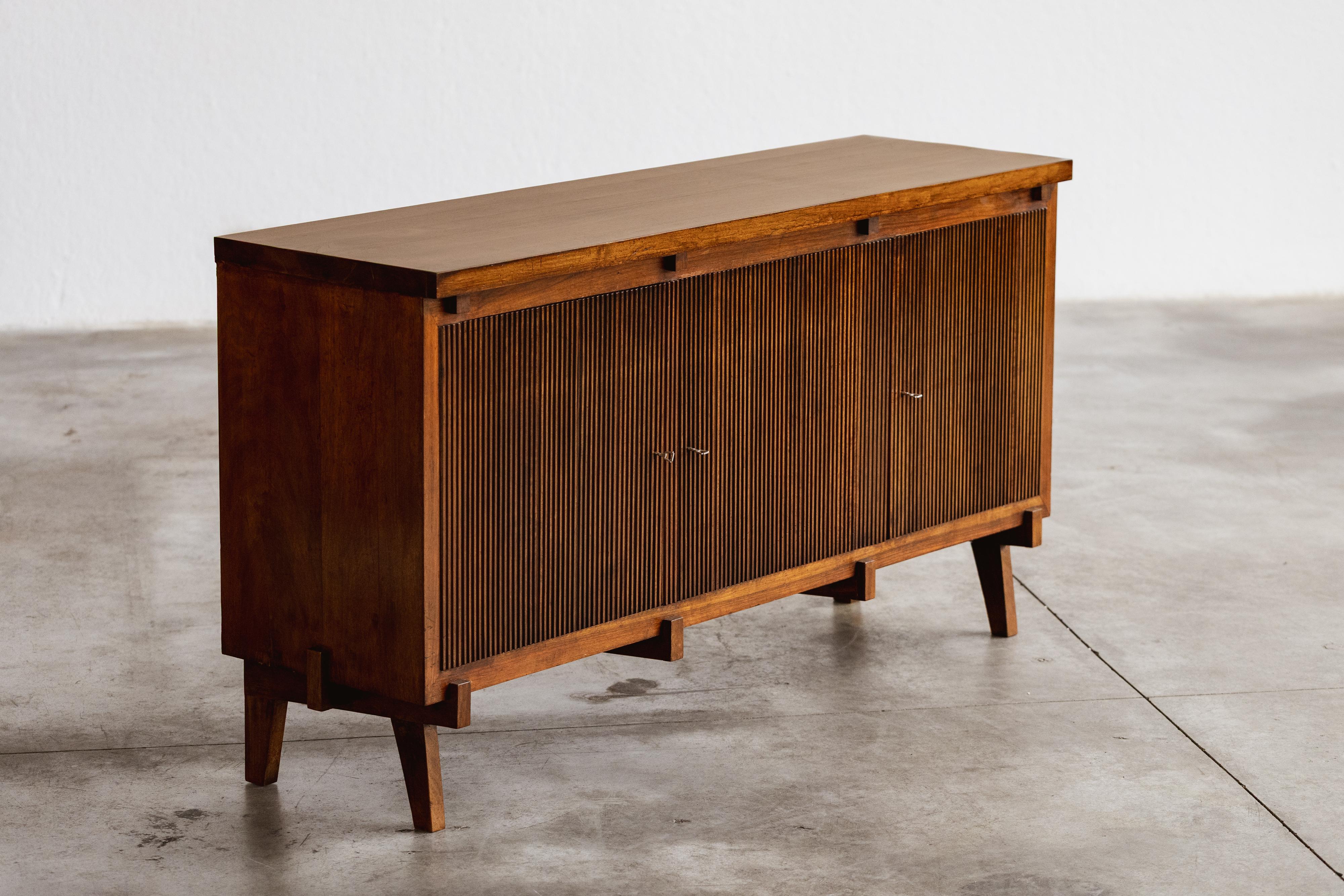 Guglielmo Ulrich sideboard for Saffa Milano, wood, Italy, 1950 

Designed by Guglielmo Ulrich in 1950, this mid-century sideboard reflects a shift from his earlier neoclassical style toward modernist rigor. Built in solid wood, it features three