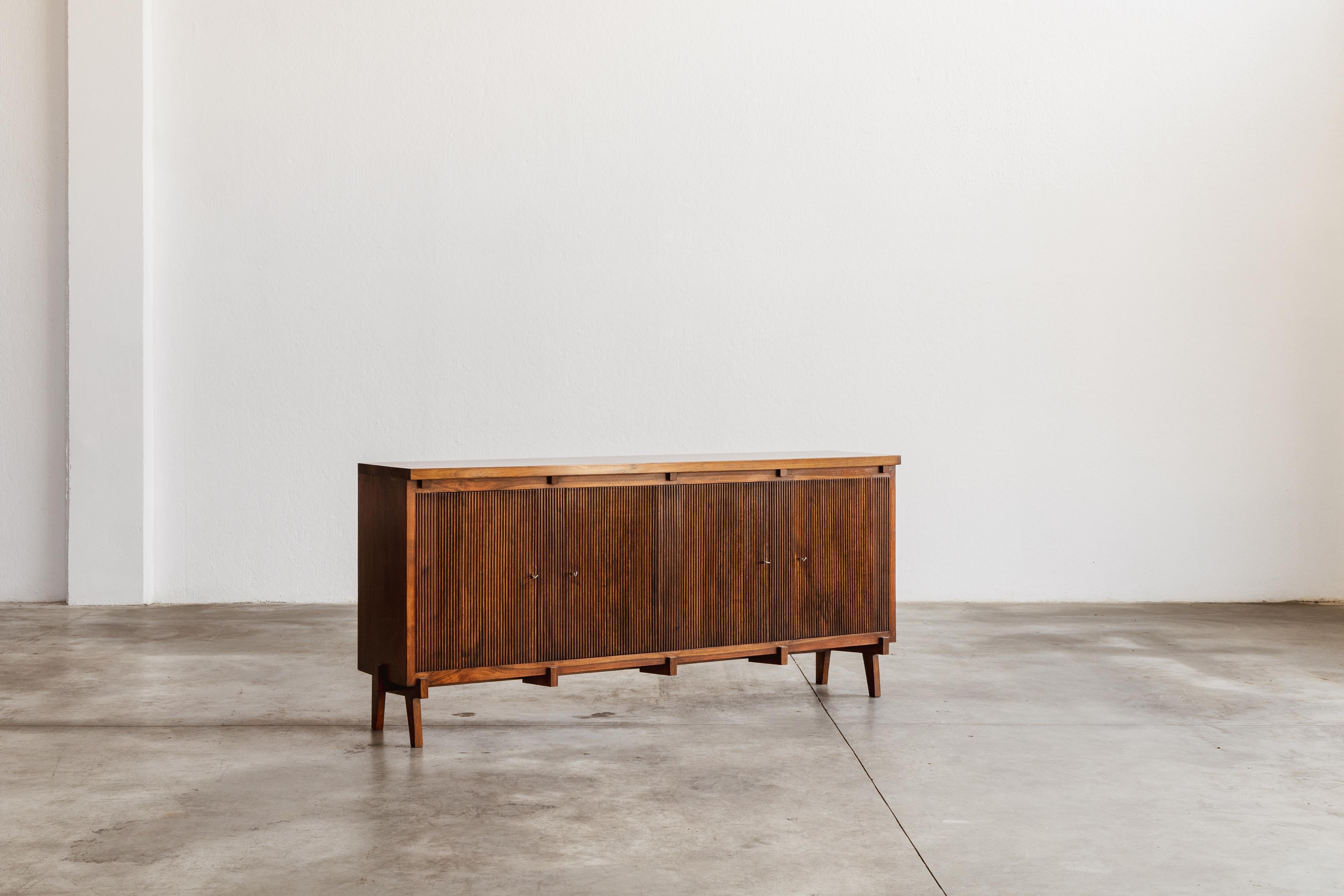 Guglielmo Ulrich sideboard for Saffa Milano, wood, Italy, 1950 

Designed by Guglielmo Ulrich in 1950, this mid-century sideboard reflects a shift from his earlier neoclassical style toward modernist rigor. Built in solid wood, it features three