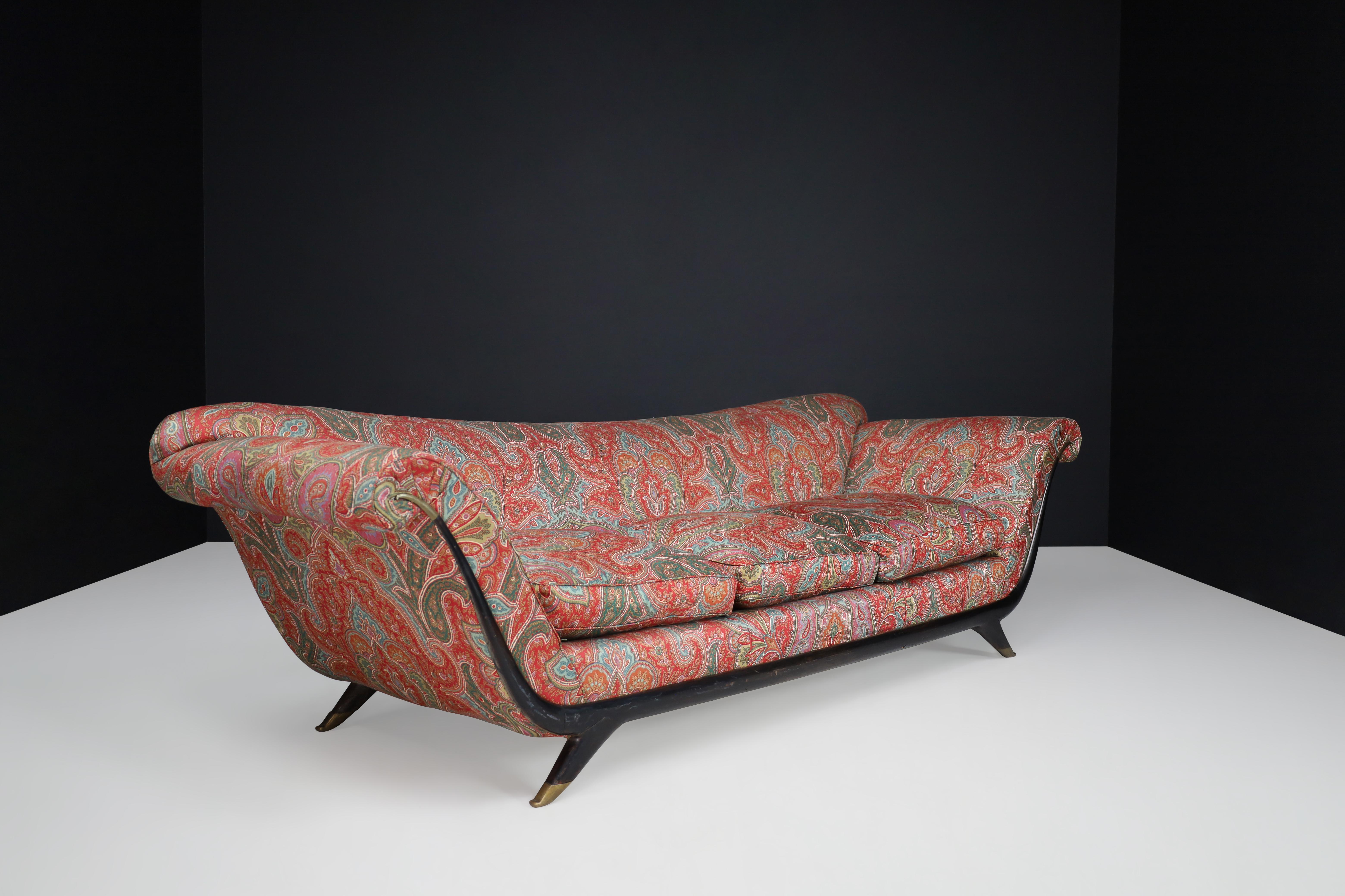 Guglielmo Ulrich Sofa in Walnut, Fabric Upholstery, and Brass, Italy 1930s 9