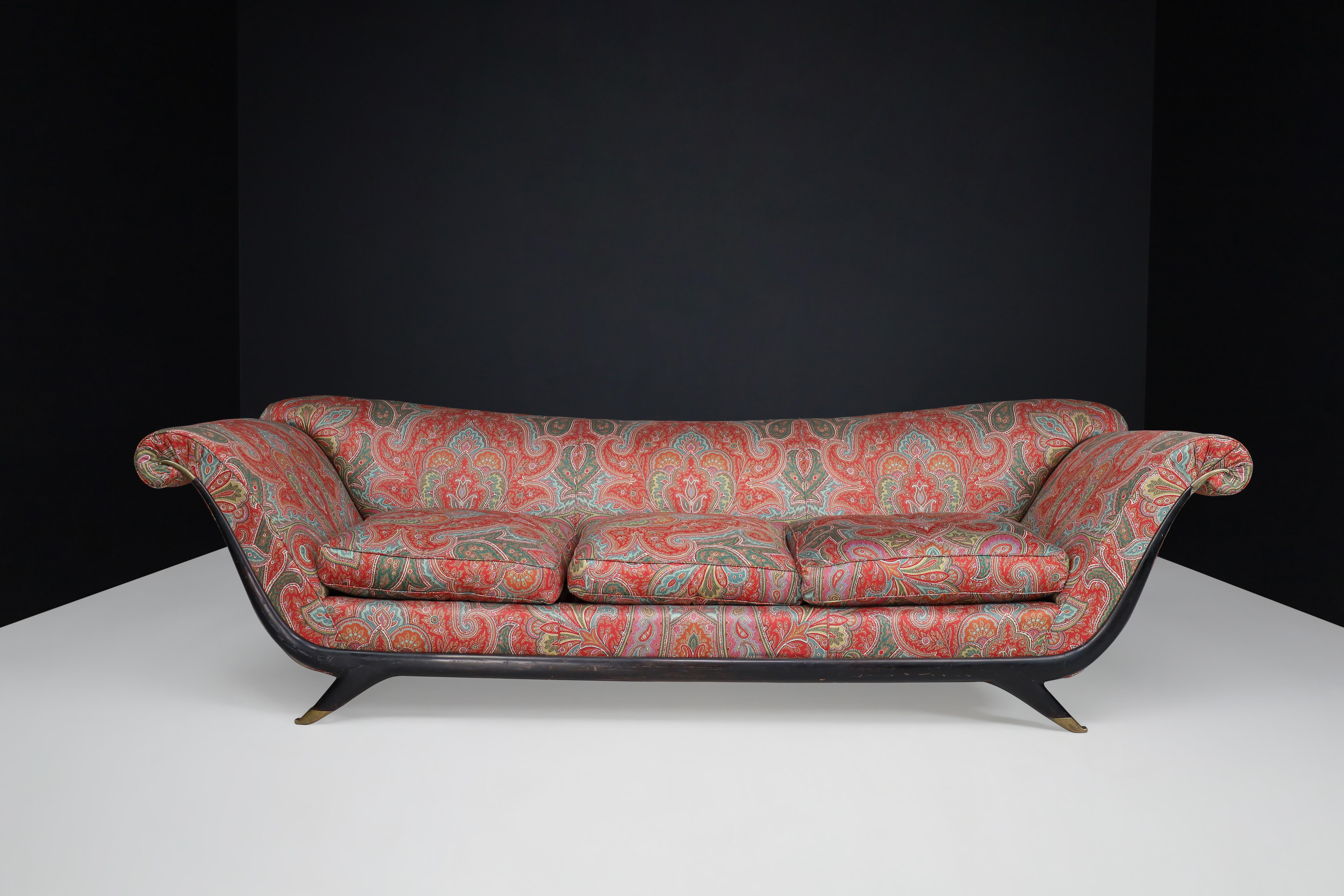 Guglielmo Ulrich sofa in Walnut, Fabric Upholstery, and Brass, Italy 1930s 

The renowned architect Guglielmo Ulrich designed a sofa in Italian classicism, a Production of the 1930s. This sofa is an exceptional example of Ulrich's architectural