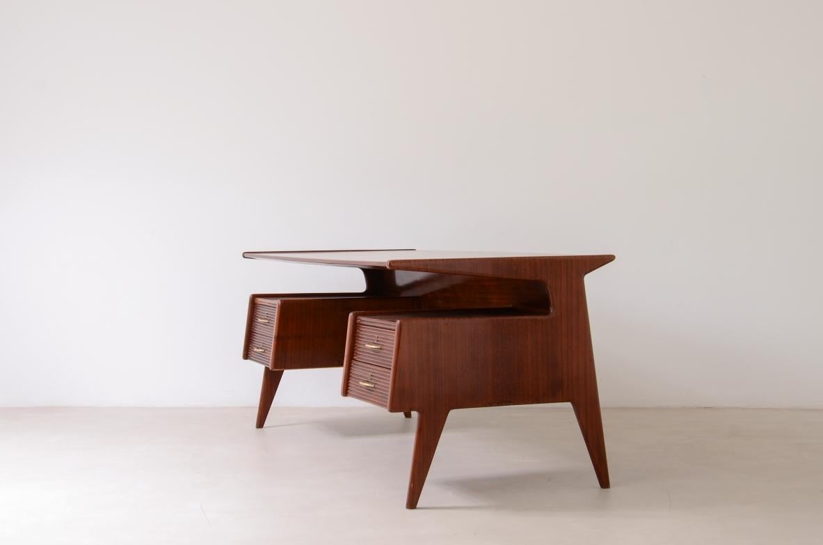 In the style of Guglielmo Ulrich (1904-1977)

Splendid executive desk with four drawers in wavy wood, back with horizontal wavy pattern along the entire length, top in the shape of a seagull's wing. Handles and tips in brass.