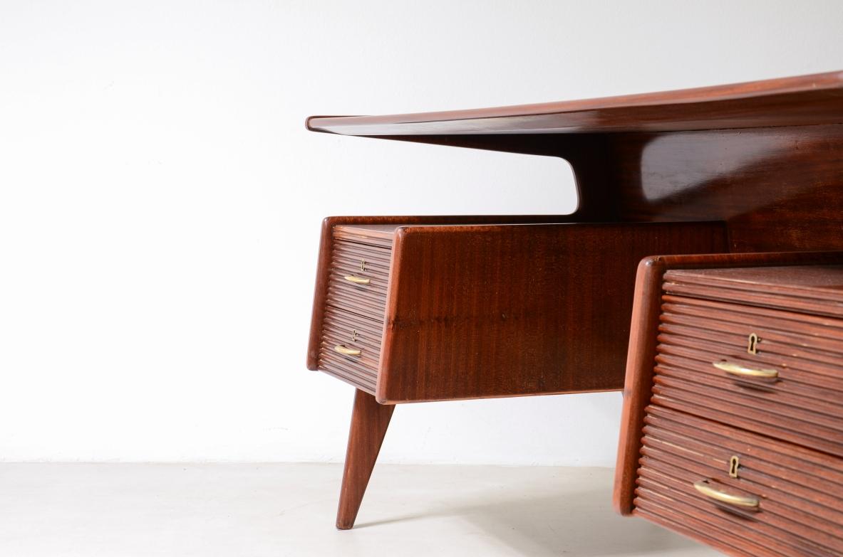 Italian splendid executive desk in the style of Ulrich with four drawers For Sale