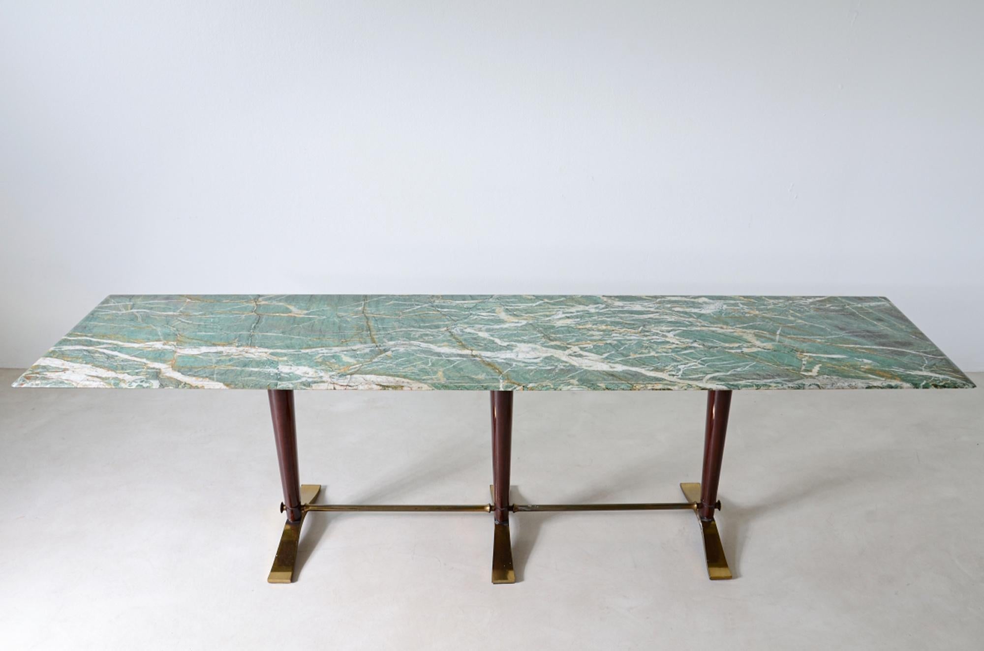 COD-2333
Guglielmo Ulrich (1904-1977)

Unique console table with shaped marble top, three wooden uprights with bronze and brass feet and chain.

Arca manufacture, around 1940.

240x55xh70