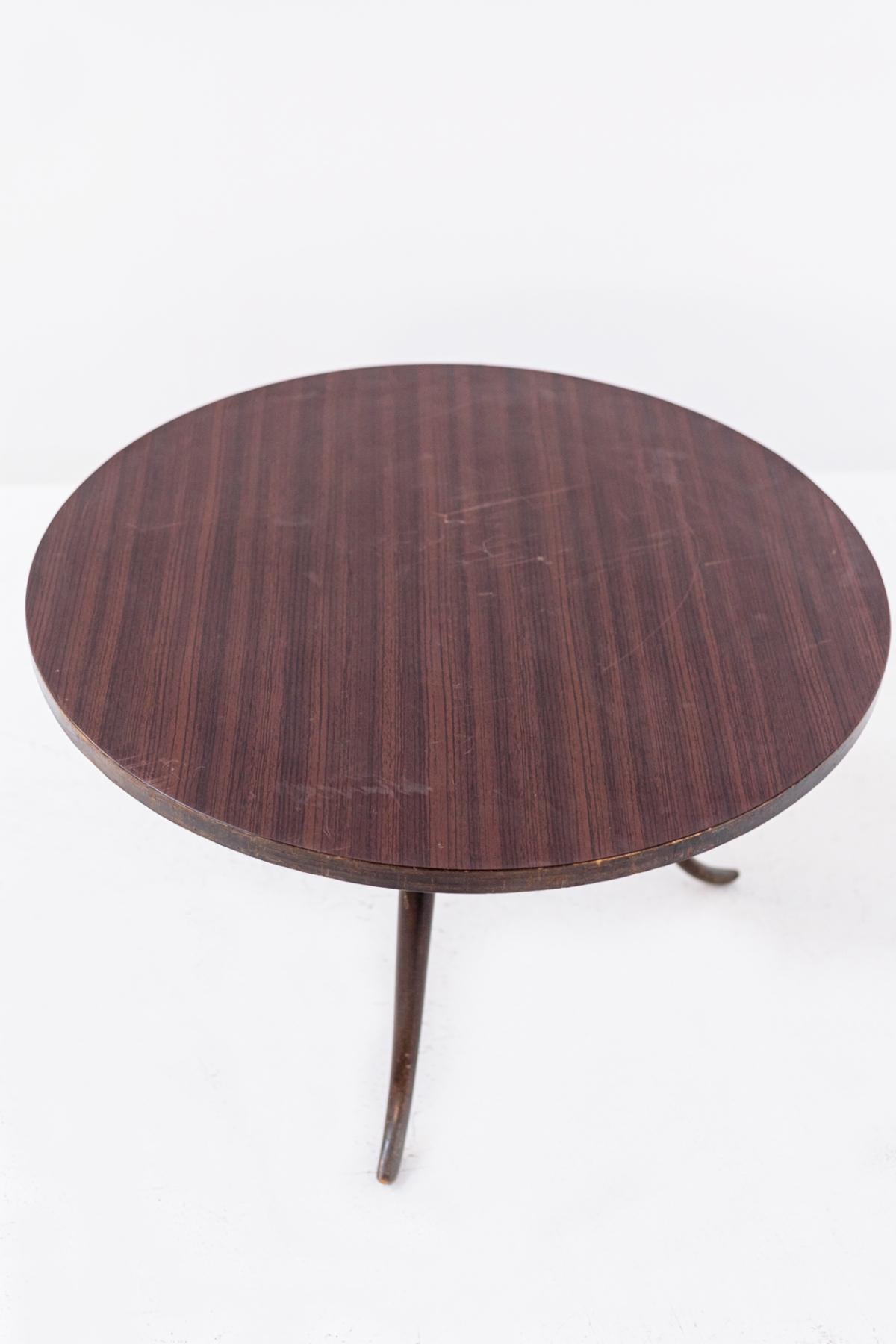 Beautiful coffee table attributed to Guglielmo Ulrich from 1950.
The coffee table was entirely made of fine wood, it features a circular top. Its peculiarity lies in the legs, which have a slight outward curvature at the bottom, which gives the