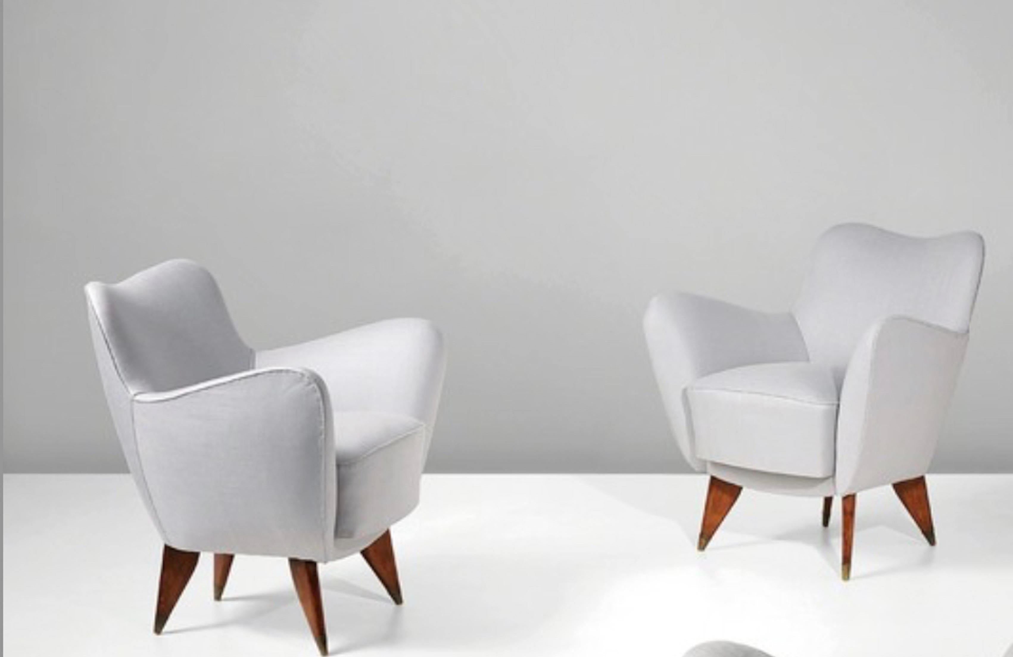 Mid-Century Modern Guglielmo Veronesi, 2 Perla Armchairs, Wood, White Fabric, ISA, Italy 1950s For Sale