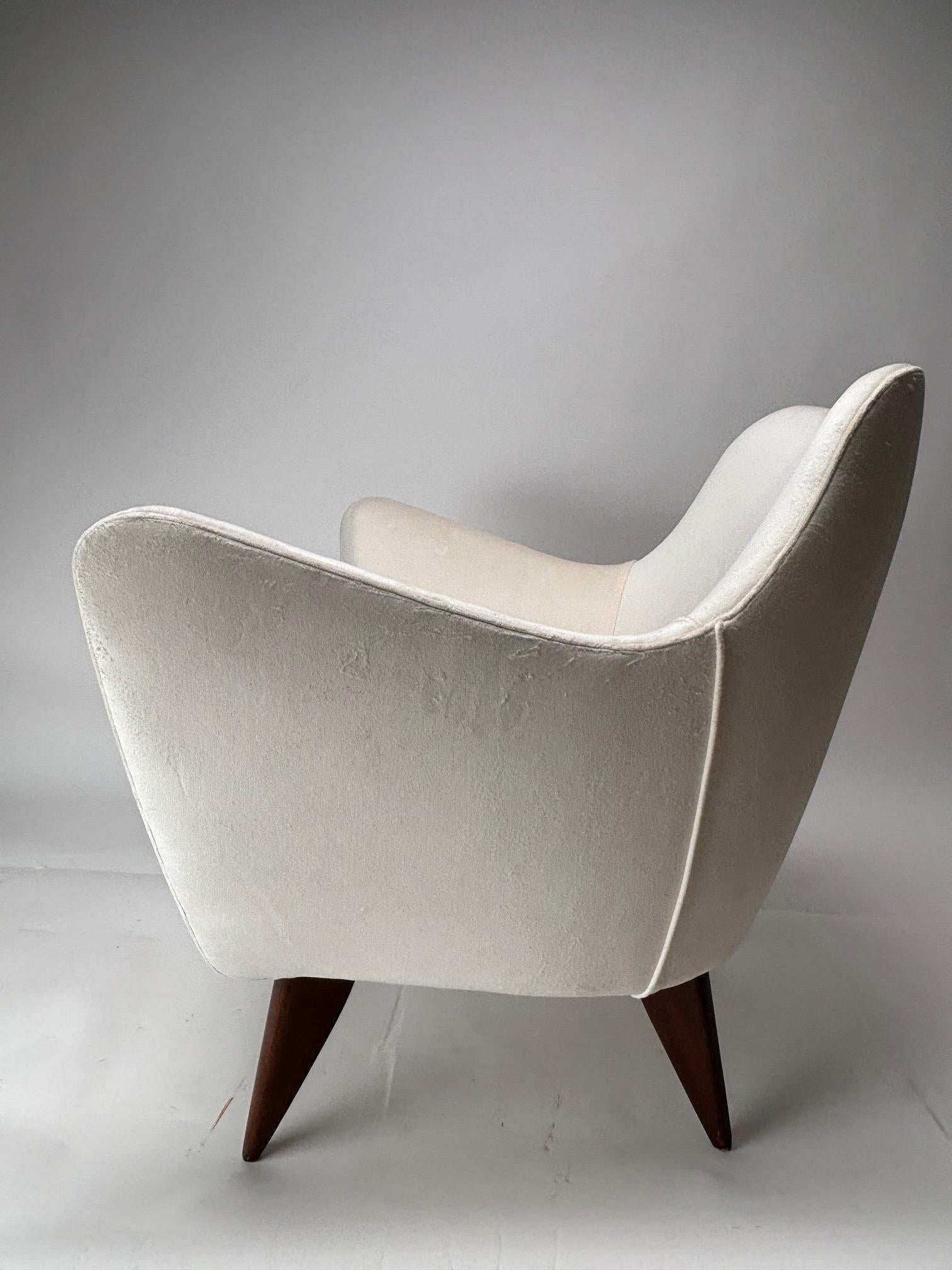 Mid-Century Modern Guglielmo Veronesi, 2 Perla Armchairs, Wood, White Fabric, ISA, Italy 1950s For Sale