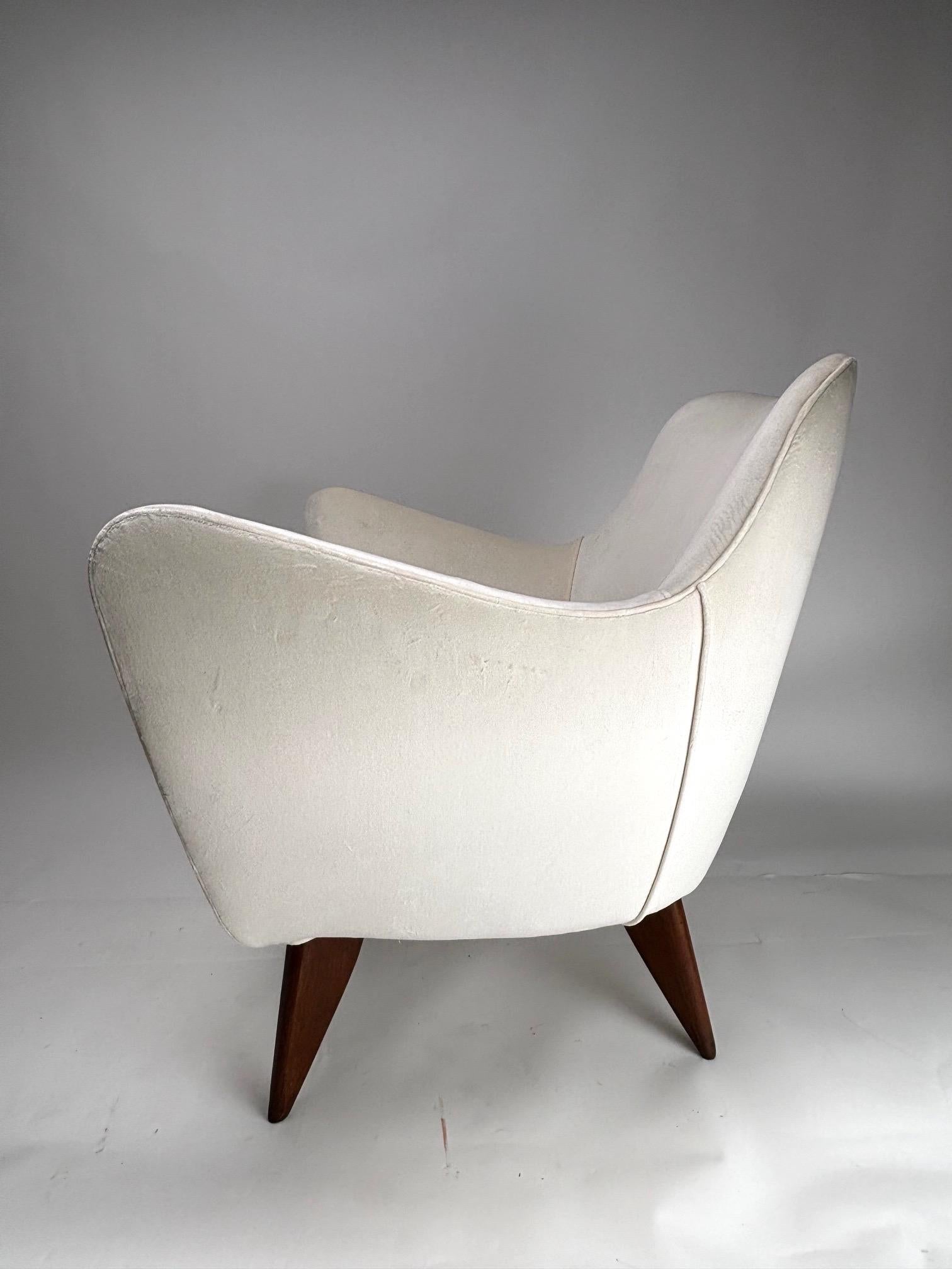 Italian Guglielmo Veronesi, 2 Perla Armchairs, Wood, White Fabric, ISA, Italy 1950s For Sale