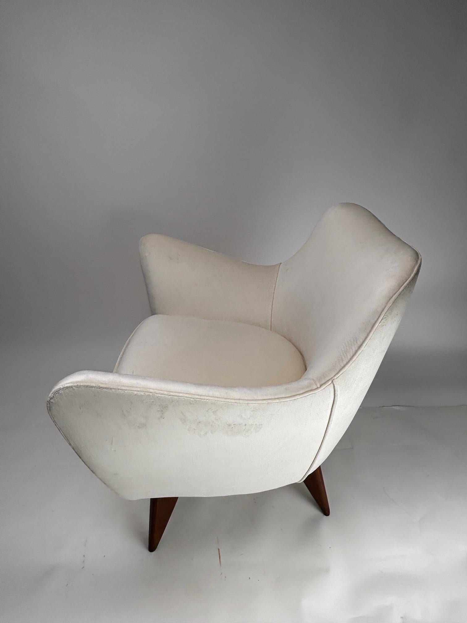 Guglielmo Veronesi, 2 Perla Armchairs, Wood, White Fabric, ISA, Italy 1950s In Good Condition For Sale In Argelato, BO